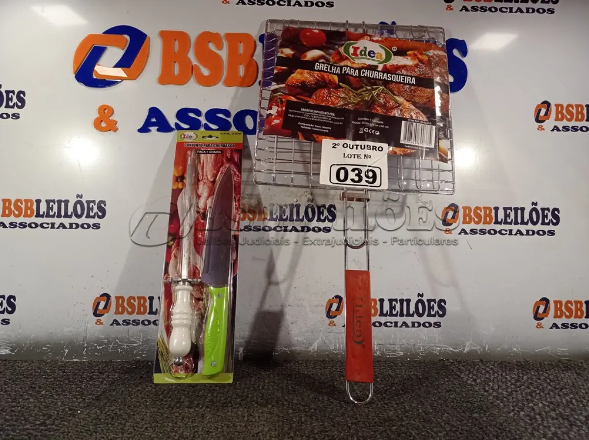 LOTE 039 - 01 KIT CHURRASCO E 01 GRELHA PARA CHURRASQUEIRA. (NO ESTADO) ATENÇÃO! FAZER A VISITAÇÃO ANTES DE ARREMATAR, NÃO SABEMOS SE FUNCIONA. LEILÃO NÃO TEM GARANTIA E NEM DEVOLUÇÃO, SUJEITO A POSSÍVEIS AVARIAS VISÍVEIS/OCULTAS E/OU AUSÊNCIA DE COMPONENTES.