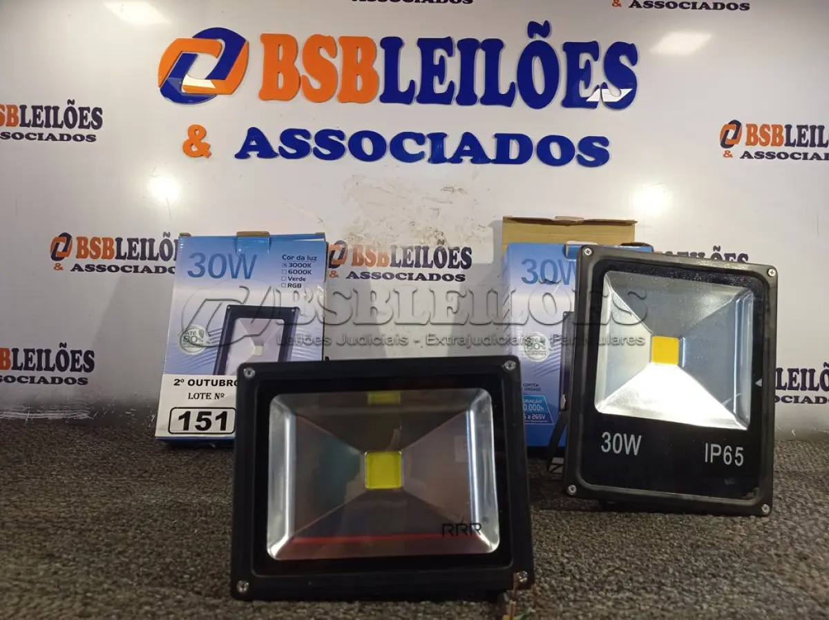 LOTE 151 - 03 REFLETORES DE LED MARCAS E MODELOS DIVERSOS. (NO ESTADO) ATENÇÃO! FAZER A VISITAÇÃO ANTES DE ARREMATAR, NÃO SABEMOS SE FUNCIONA. LEILÃO NÃO TEM GARANTIA E NEM DEVOLUÇÃO, SUJEITO A POSSÍVEIS AVARIAS VISÍVEIS/OCULTAS E/OU AUSÊNCIA DE COMPONENTES.