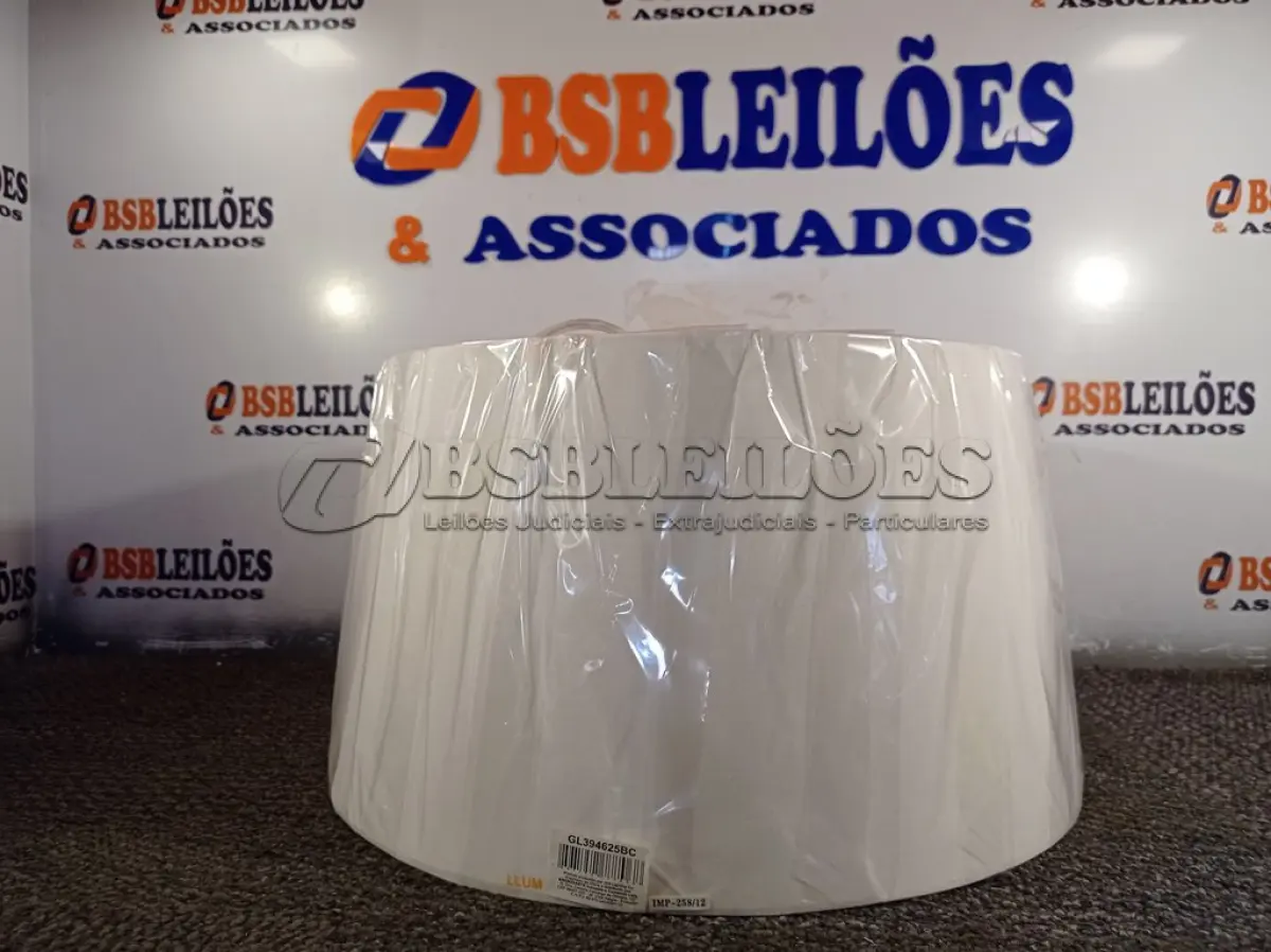 LOTE 202 - 01 PENDENTE SÃO PAULO NA COR BRANCA. (NO ESTADO) ATENÇÃO! FAZER A VISITAÇÃO ANTES DE ARREMATAR, NÃO SABEMOS SE FUNCIONA. LEILÃO NÃO TEM GARANTIA E NEM DEVOLUÇÃO, SUJEITO A POSSÍVEIS AVARIAS VISÍVEIS/OCULTAS E/OU AUSÊNCIA DE COMPONENTES.