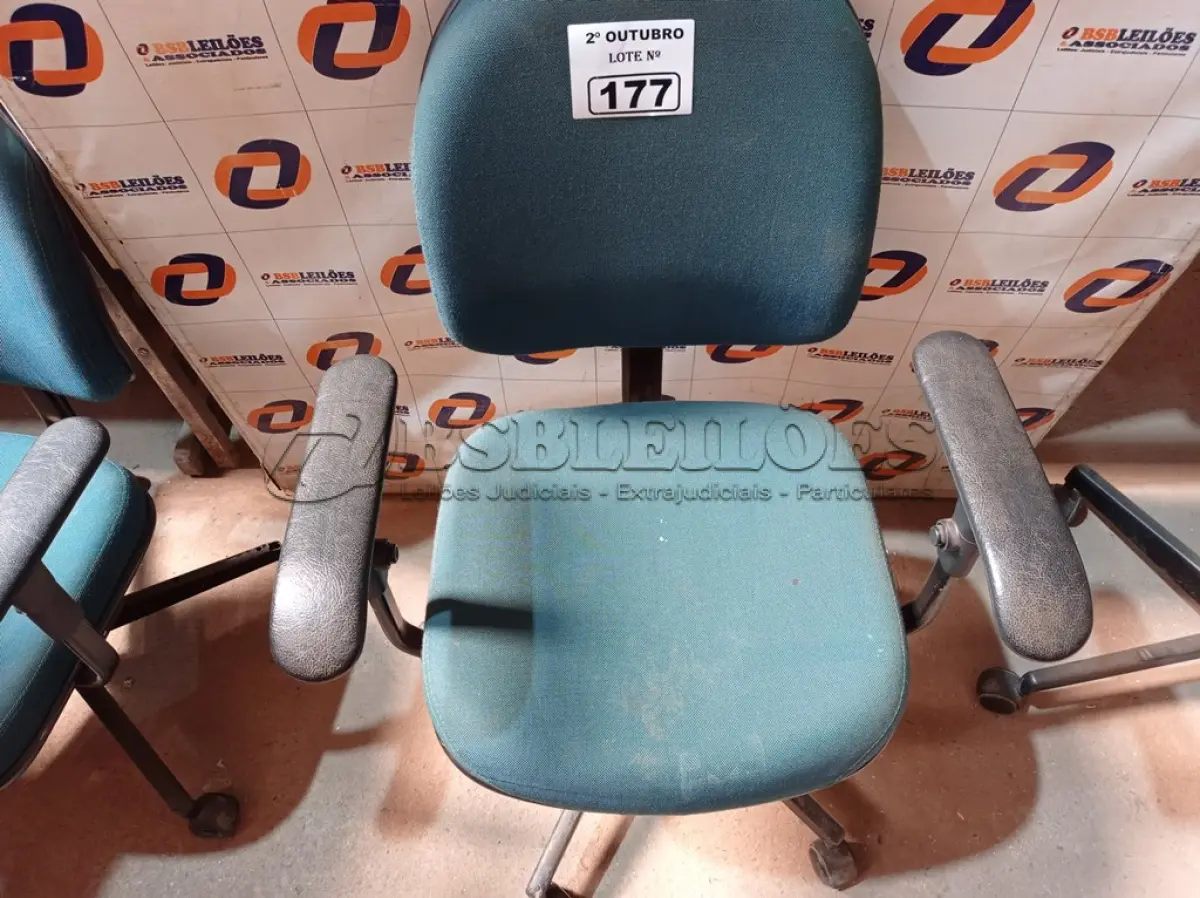 LOTE 177 - 01 CADEIRA DE ESCRITÓRIO COM BASE GIRATÓRIA. (NO ESTADO) ATENÇÃO! FAZER A VISITAÇÃO ANTES DE ARREMATAR, NÃO SABEMOS SE FUNCIONA. LEILÃO NÃO TEM GARANTIA E NEM DEVOLUÇÃO, SUJEITO A POSSÍVEIS AVARIAS VISÍVEIS/OCULTAS E/OU AUSÊNCIA DE COMPONENTES.