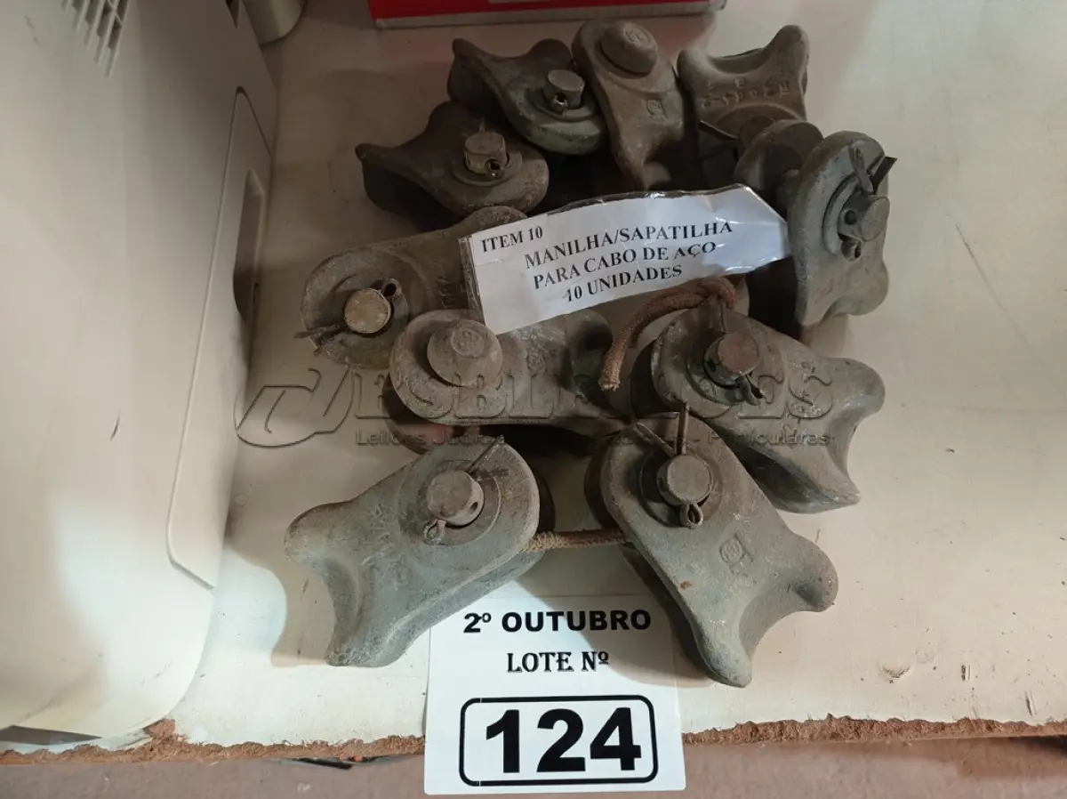 LOTE 124 - 10 MANILHAS/SAPATILHAS PARA CABO DE AÇO. (NO ESTADO) ATENÇÃO! FAZER A VISITAÇÃO ANTES DE ARREMATAR, NÃO SABEMOS SE FUNCIONA. LEILÃO NÃO TEM GARANTIA E NEM DEVOLUÇÃO, SUJEITO A POSSÍVEIS AVARIAS VISÍVEIS/OCULTAS E/OU AUSÊNCIA DE COMPONENTES.
