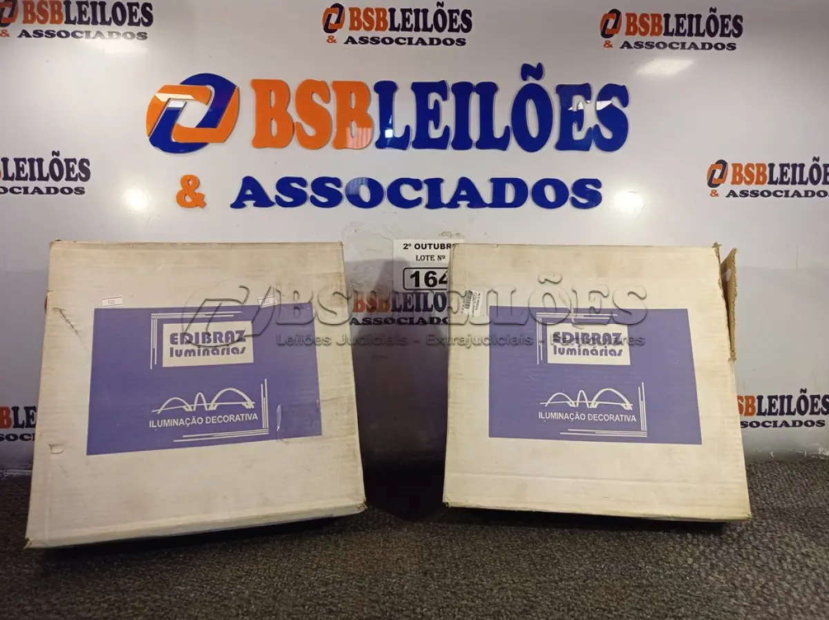 LOTE 164 - 02 LUMINÁRIAS DE EMBUTIR MARCAS EDIBRAZ. (NO ESTADO) ATENÇÃO! FAZER A VISITAÇÃO ANTES DE ARREMATAR, NÃO SABEMOS SE FUNCIONA. LEILÃO NÃO TEM GARANTIA E NEM DEVOLUÇÃO, SUJEITO A POSSÍVEIS AVARIAS VISÍVEIS/OCULTAS E/OU AUSÊNCIA DE COMPONENTES.
