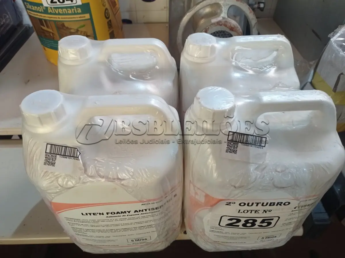 LOTE 285 - 20 LITROS DE SABONETE DE ESPUMA ANTISSÉPTICO. (NO ESTADO) ATENÇÃO! FAZER A VISITAÇÃO ANTES DE ARREMATAR, NÃO SABEMOS SE FUNCIONA. LEILÃO NÃO TEM GARANTIA E NEM DEVOLUÇÃO, SUJEITO A POSSÍVEIS AVARIAS VISÍVEIS/OCULTAS E/OU AUSÊNCIA DE COMPONENTES.