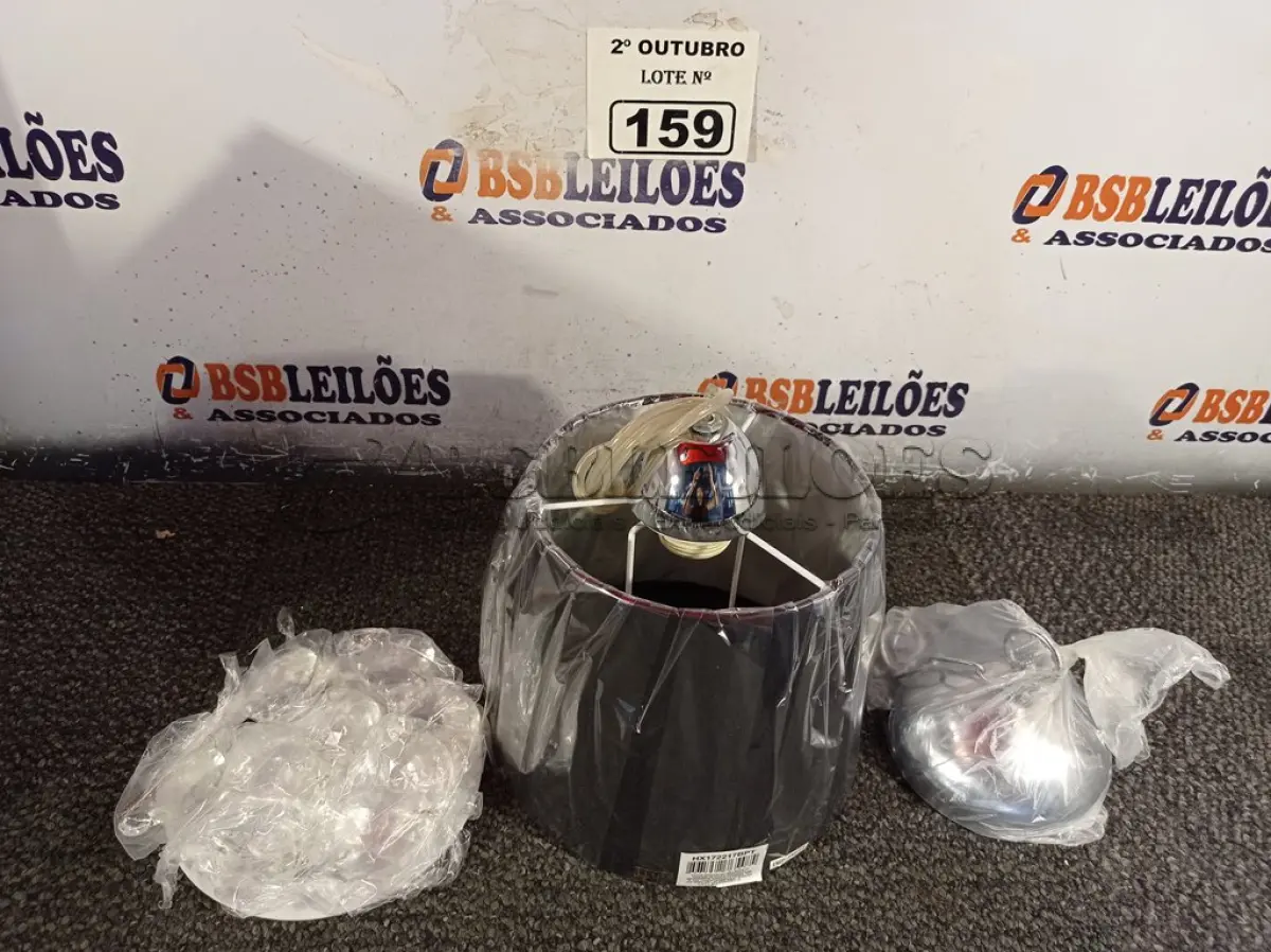 LOTE 159 - 01 LUMINÁRIA PENDENTE SÃO PAULO. (NO ESTADO) ATENÇÃO! FAZER A VISITAÇÃO ANTES DE ARREMATAR, NÃO SABEMOS SE FUNCIONA. LEILÃO NÃO TEM GARANTIA E NEM DEVOLUÇÃO, SUJEITO A POSSÍVEIS AVARIAS VISÍVEIS/OCULTAS E/OU AUSÊNCIA DE COMPONENTES.