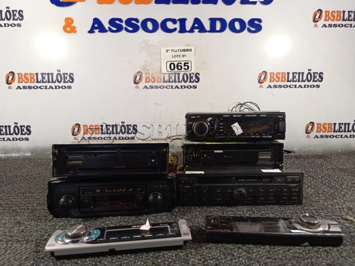 LOTE 065 - 01 LOTE COM VÁRIOS APARELHOS DE SOM AUTOMOTIVO MARCAS E MODELOS DIVERSOS. (NO ESTADO) ATENÇÃO! FAZER A VISITAÇÃO ANTES DE ARREMATAR, NÃO SABEMOS SE FUNCIONA. LEILÃO NÃO TEM GARANTIA E NEM DEVOLUÇÃO, SUJEITO A POSSÍVEIS AVARIAS VISÍVEIS/OCULTAS E/OU AUSÊNCIA DE COMPONENTES.