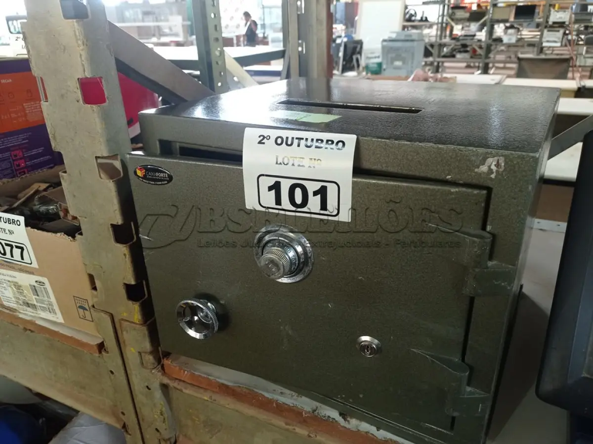 LOTE 101 - 01 COFRE DE PAREDE. (NO ESTADO) ATENÇÃO! FAZER A VISITAÇÃO ANTES DE ARREMATAR, NÃO SABEMOS SE FUNCIONA. LEILÃO NÃO TEM GARANTIA E NEM DEVOLUÇÃO, SUJEITO A POSSÍVEIS AVARIAS VISÍVEIS/OCULTAS E/OU AUSÊNCIA DE COMPONENTES.