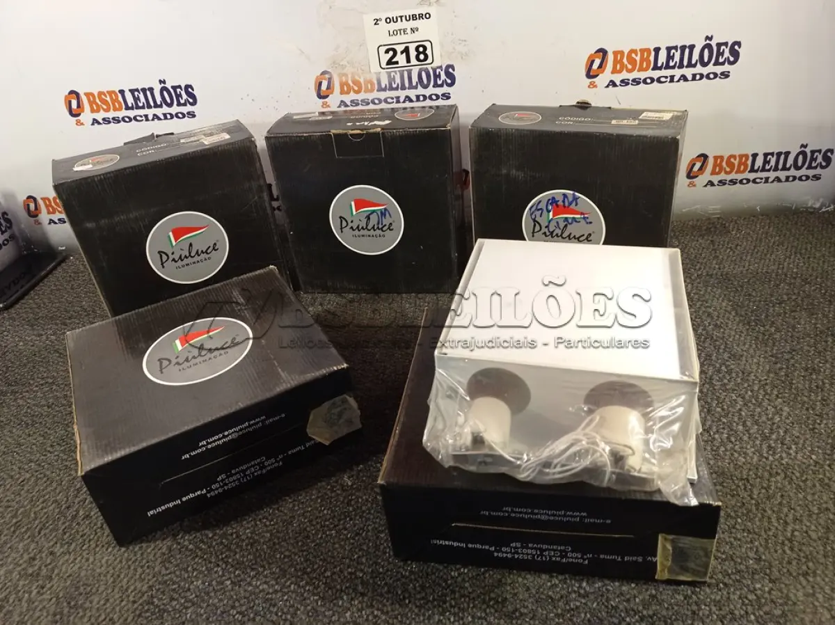 LOTE 218 - 05 LUMINÁRIAS DE EMBUTIR 20X20 5380 PIULUCECE. (NO ESTADO) ATENÇÃO! FAZER A VISITAÇÃO ANTES DE ARREMATAR, NÃO SABEMOS SE FUNCIONA. LEILÃO NÃO TEM GARANTIA E NEM DEVOLUÇÃO, SUJEITO A POSSÍVEIS AVARIAS VISÍVEIS/OCULTAS E/OU AUSÊNCIA DE COMPONENTES.