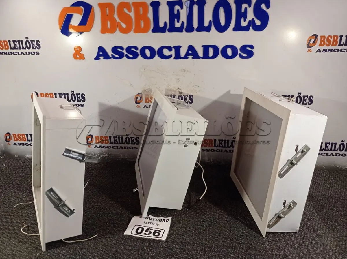 LOTE 056 - 03 LUMINÁRIAS DE EMBUTIR. (NO ESTADO) ATENÇÃO! FAZER A VISITAÇÃO ANTES DE ARREMATAR, NÃO SABEMOS SE FUNCIONA. LEILÃO NÃO TEM GARANTIA E NEM DEVOLUÇÃO, SUJEITO A POSSÍVEIS AVARIAS VISÍVEIS/OCULTAS E/OU AUSÊNCIA DE COMPONENTES.