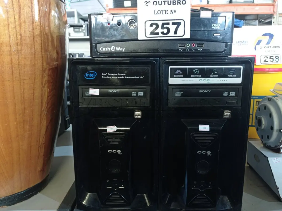 LOTE 257 - 03 CPUS, 01 MONITOR E 02 MOUSES MARCAS E MODELOS DIVERSOS. (NO ESTADO) ATENÇÃO! FAZER A VISITAÇÃO ANTES DE ARREMATAR, NÃO SABEMOS SE FUNCIONA. LEILÃO NÃO TEM GARANTIA E NEM DEVOLUÇÃO, SUJEITO A POSSÍVEIS AVARIAS VISÍVEIS/OCULTAS E/OU AUSÊNCIA DE COMPONENTES.