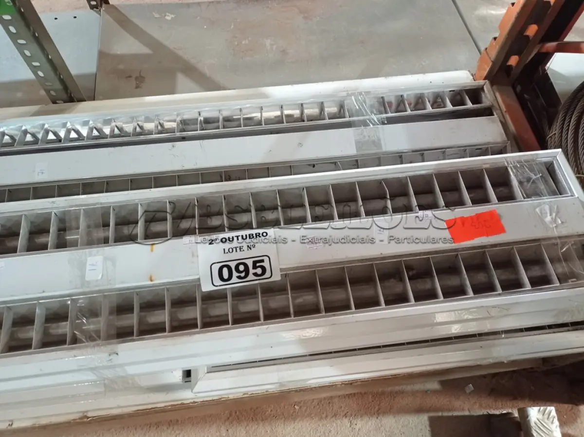 LOTE 095 - 06 LUMINÁRIAS DE SOBREPOR. (NO ESTADO) ATENÇÃO! FAZER A VISITAÇÃO ANTES DE ARREMATAR, NÃO SABEMOS SE FUNCIONA. LEILÃO NÃO TEM GARANTIA E NEM DEVOLUÇÃO, SUJEITO A POSSÍVEIS AVARIAS VISÍVEIS/OCULTAS E/OU AUSÊNCIA DE COMPONENTES.