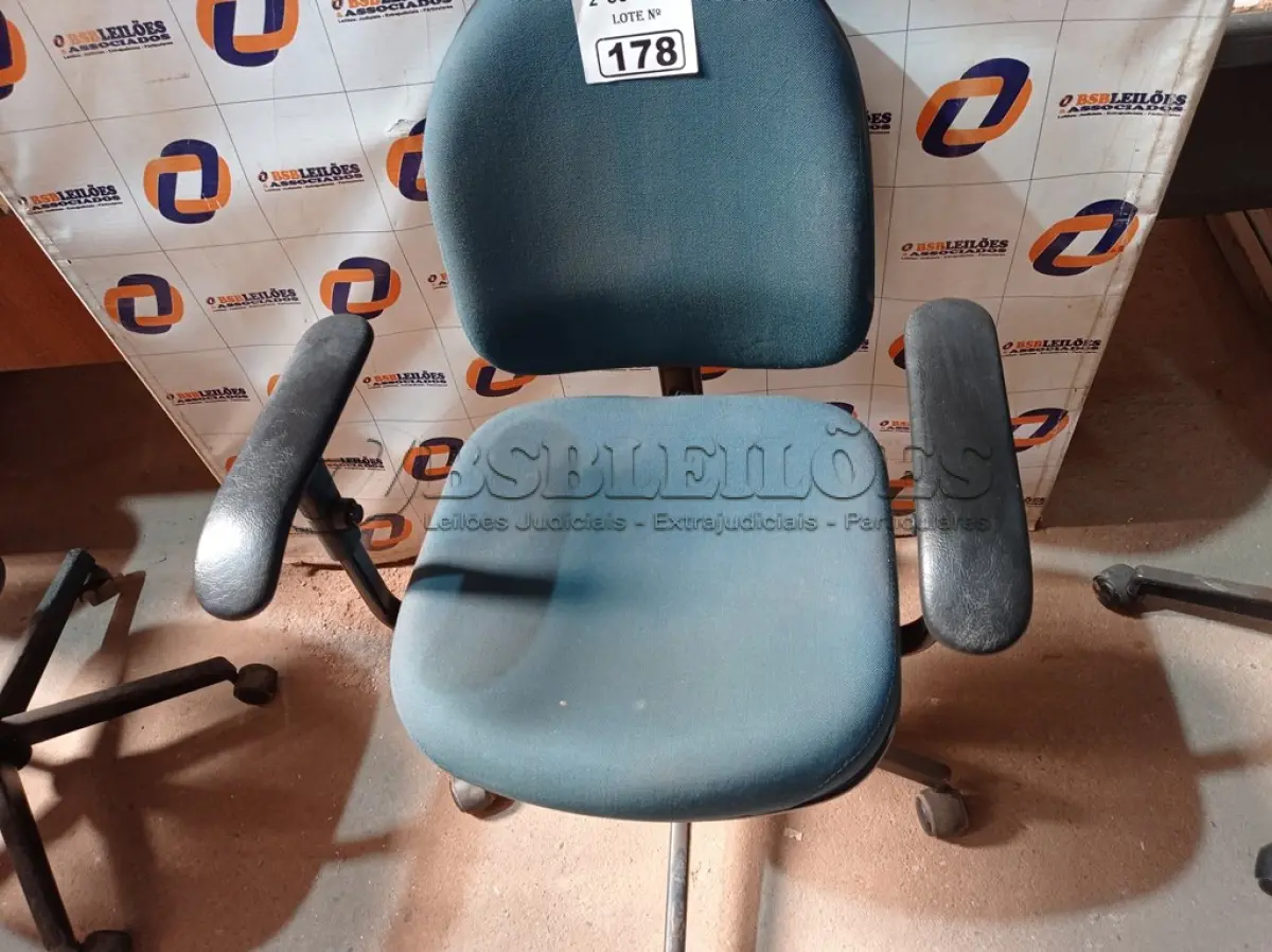 LOTE 178 - 01 CADEIRA DE ESCRITÓRIO COM BASE GIRATÓRIA. (NO ESTADO) ATENÇÃO! FAZER A VISITAÇÃO ANTES DE ARREMATAR, NÃO SABEMOS SE FUNCIONA. LEILÃO NÃO TEM GARANTIA E NEM DEVOLUÇÃO, SUJEITO A POSSÍVEIS AVARIAS VISÍVEIS/OCULTAS E/OU AUSÊNCIA DE COMPONENTES.