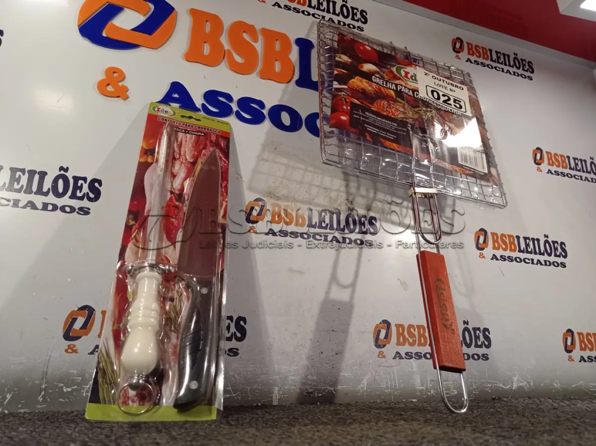 LOTE 025 - 01 KIT CHURRASCO E 01 GRELHA PARA CHURRASQUEIRA. (NO ESTADO) ATENÇÃO! FAZER A VISITAÇÃO ANTES DE ARREMATAR, NÃO SABEMOS SE FUNCIONA. LEILÃO NÃO TEM GARANTIA E NEM DEVOLUÇÃO, SUJEITO A POSSÍVEIS AVARIAS VISÍVEIS/OCULTAS E/OU AUSÊNCIA DE COMPONENTES.