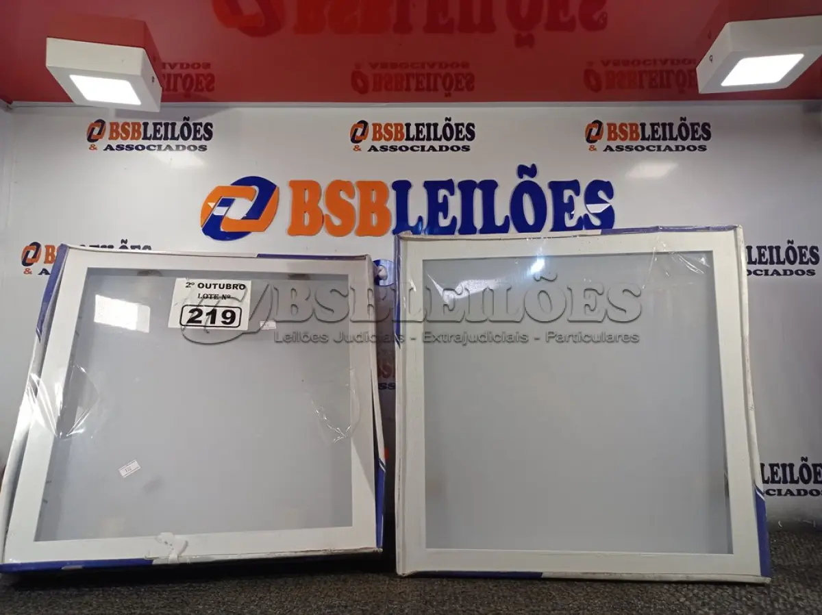 LOTE 219 - 02 LUMINÁRIAS DE EMBUTIR MARCAS EDIBRAZ. (NO ESTADO) ATENÇÃO! FAZER A VISITAÇÃO ANTES DE ARREMATAR, NÃO SABEMOS SE FUNCIONA. LEILÃO NÃO TEM GARANTIA E NEM DEVOLUÇÃO, SUJEITO A POSSÍVEIS AVARIAS VISÍVEIS/OCULTAS E/OU AUSÊNCIA DE COMPONENTES.
