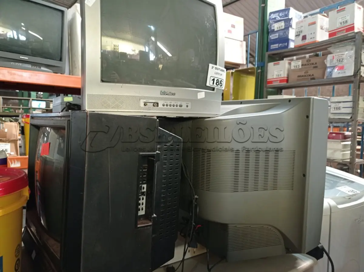 LOTE 186 - 03 TV’S DE TUBO MARCAS E MODELOS DIVERSOS PARA RETIRADA DE PEÇAS. (NO ESTADO) ATENÇÃO! FAZER A VISITAÇÃO ANTES DE ARREMATAR, NÃO SABEMOS SE FUNCIONA. LEILÃO NÃO TEM GARANTIA E NEM DEVOLUÇÃO, SUJEITO A POSSÍVEIS AVARIAS VISÍVEIS/OCULTAS E/OU AUSÊNCIA DE COMPONENTES.