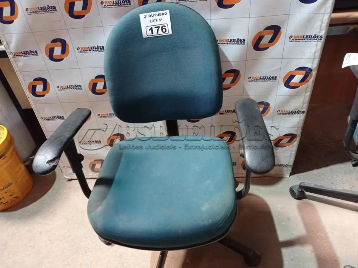 LOTE 176 - 01 CADEIRA DE ESCRITÓRIO COM BASE GIRATÓRIA. (NO ESTADO) ATENÇÃO! FAZER A VISITAÇÃO ANTES DE ARREMATAR, NÃO SABEMOS SE FUNCIONA. LEILÃO NÃO TEM GARANTIA E NEM DEVOLUÇÃO, SUJEITO A POSSÍVEIS AVARIAS VISÍVEIS/OCULTAS E/OU AUSÊNCIA DE COMPONENTES.