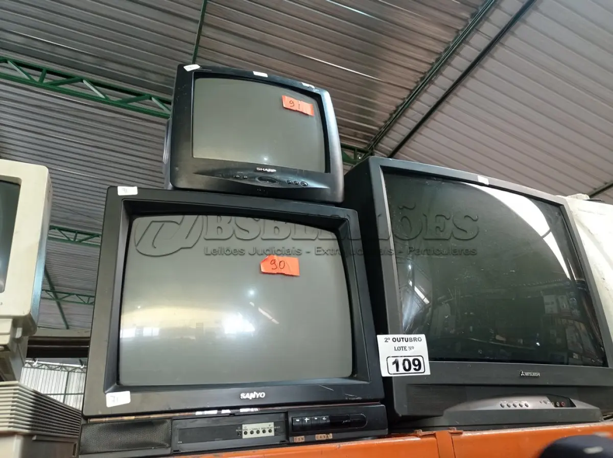 LOTE 109 - 03 TV’S DE TUBO MARCAS E MODELOS DIVERSOS PARA RETIRADA DE PEÇAS. (NO ESTADO) ATENÇÃO! FAZER A VISITAÇÃO ANTES DE ARREMATAR, NÃO SABEMOS SE FUNCIONA. LEILÃO NÃO TEM GARANTIA E NEM DEVOLUÇÃO, SUJEITO A POSSÍVEIS AVARIAS VISÍVEIS/OCULTAS E/OU AUSÊNCIA DE COMPONENTES.