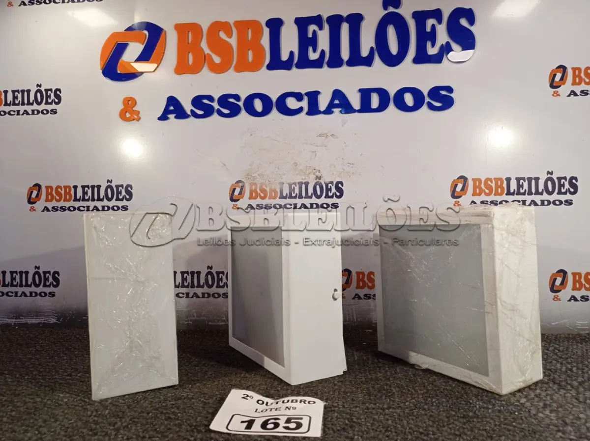 LOTE 165 - 03 LUMINÁRIAS DE SOBREPOR. (NO ESTADO) ATENÇÃO! FAZER A VISITAÇÃO ANTES DE ARREMATAR, NÃO SABEMOS SE FUNCIONA. LEILÃO NÃO TEM GARANTIA E NEM DEVOLUÇÃO, SUJEITO A POSSÍVEIS AVARIAS VISÍVEIS/OCULTAS E/OU AUSÊNCIA DE COMPONENTES.