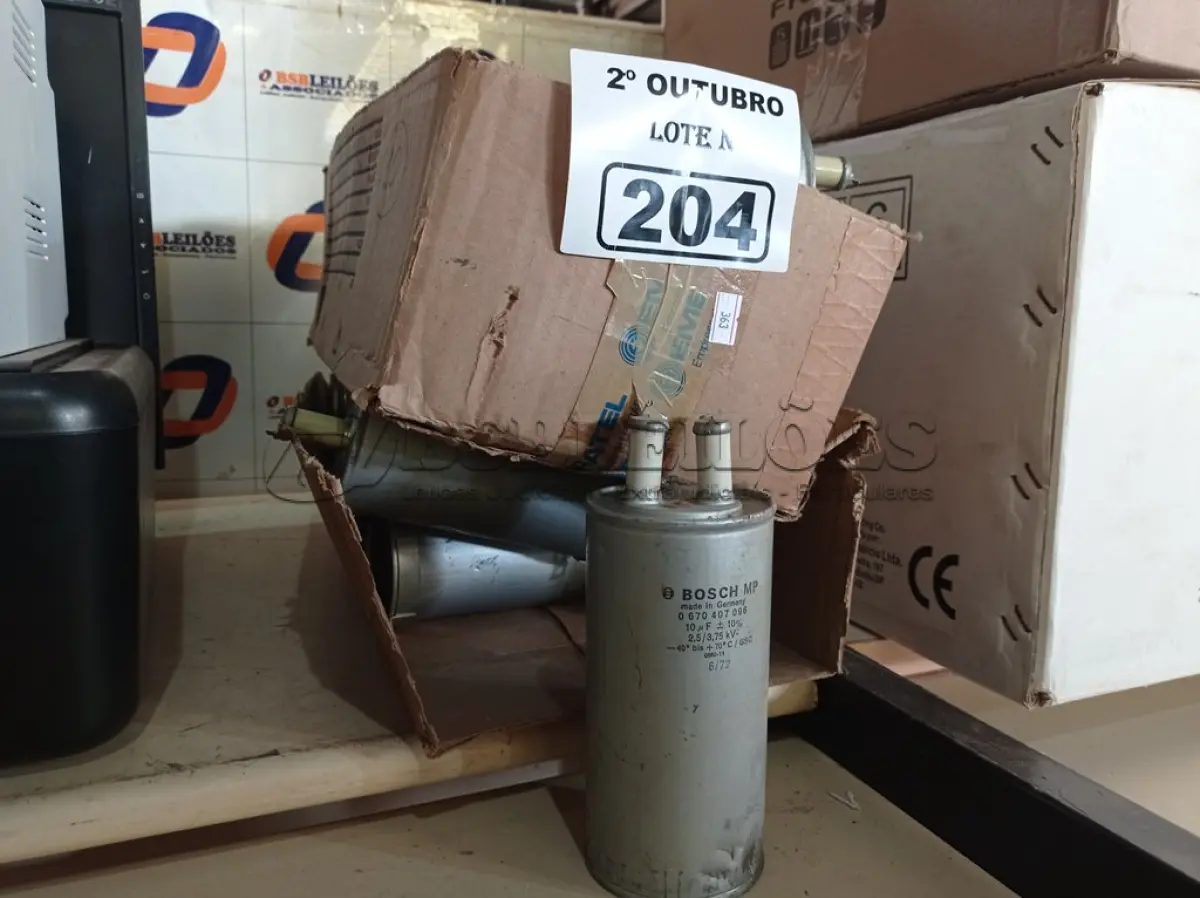 LOTE 204 - 01 LOTE COM VÁRIOS CAPACITORES ANTIGOS MARCAS E MODELOS DIVERSOS. (NO ESTADO) ATENÇÃO! FAZER A VISITAÇÃO ANTES DE ARREMATAR, NÃO SABEMOS SE FUNCIONA. LEILÃO NÃO TEM GARANTIA E NEM DEVOLUÇÃO, SUJEITO A POSSÍVEIS AVARIAS VISÍVEIS/OCULTAS E/OU AUSÊNCIA DE COMPONENTES.