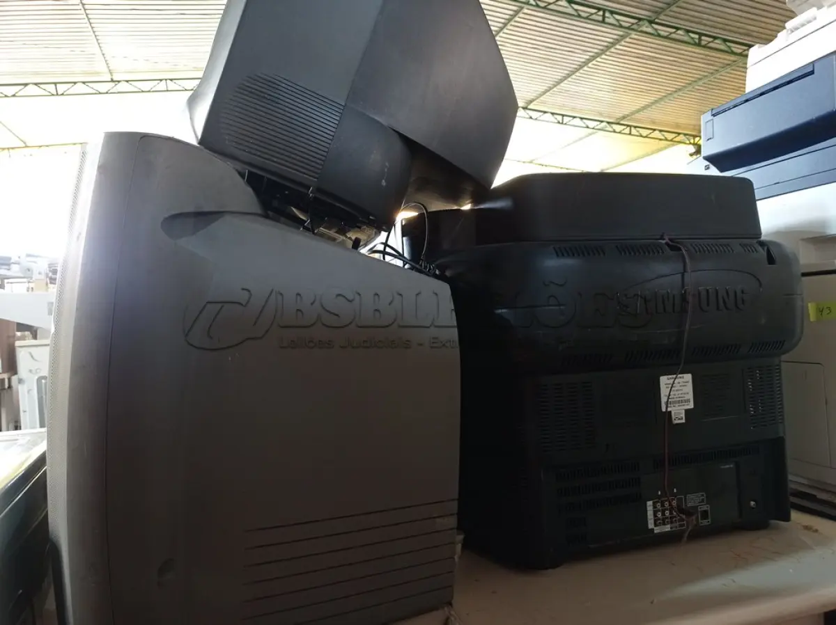 LOTE 197 - 03 TV’S DE TUBO MARCAS E MODELOS DIVERSOS PARA RETIRADA DE PEÇAS. (NO ESTADO) ATENÇÃO! FAZER A VISITAÇÃO ANTES DE ARREMATAR, NÃO SABEMOS SE FUNCIONA. LEILÃO NÃO TEM GARANTIA E NEM DEVOLUÇÃO, SUJEITO A POSSÍVEIS AVARIAS VISÍVEIS/OCULTAS E/OU AUSÊNCIA DE COMPONENTES.