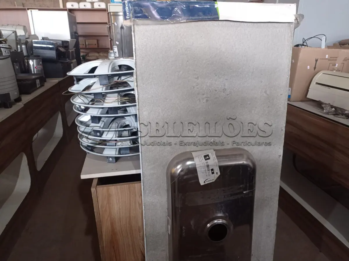 LOTE 093 - 01 PIA EM MÁRMORE SINTÉTICO CIMENTADA COM CUBA EM INOX NAS MEDIDAS: 1,50M X 0,53CM. (NO ESTADO) ATENÇÃO! FAZER A VISITAÇÃO ANTES DE ARREMATAR, NÃO SABEMOS SE FUNCIONA. LEILÃO NÃO TEM GARANTIA E NEM DEVOLUÇÃO, SUJEITO A POSSÍVEIS AVARIAS VISÍVEIS/OCULTAS E/OU AUSÊNCIA DE COMPONENTES.
