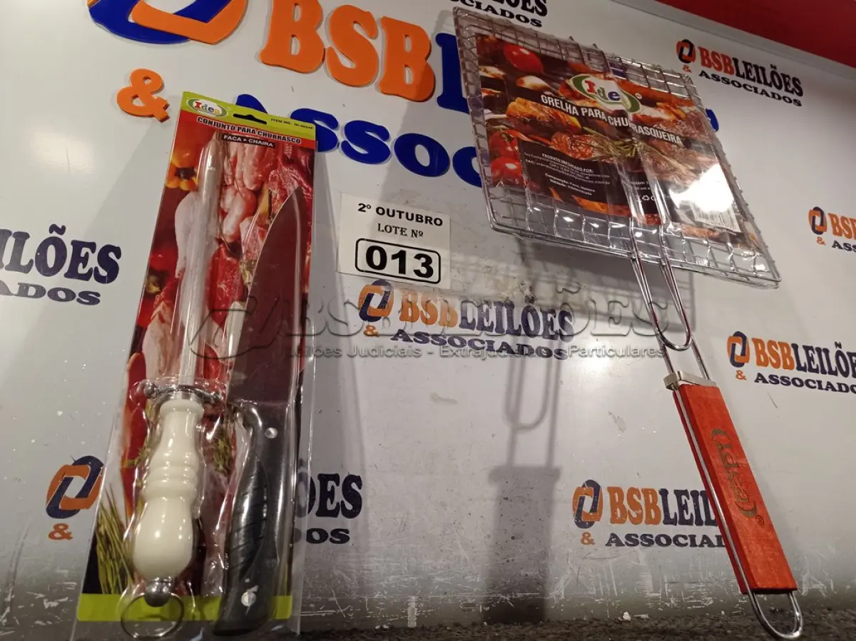 LOTE 013 - 01 KIT CHURRASCO E 01 GRELHA PARA CHURRASQUEIRA. (NO ESTADO) ATENÇÃO! FAZER A VISITAÇÃO ANTES DE ARREMATAR, NÃO SABEMOS SE FUNCIONA. LEILÃO NÃO TEM GARANTIA E NEM DEVOLUÇÃO, SUJEITO A POSSÍVEIS AVARIAS VISÍVEIS/OCULTAS E/OU AUSÊNCIA DE COMPONENTES.