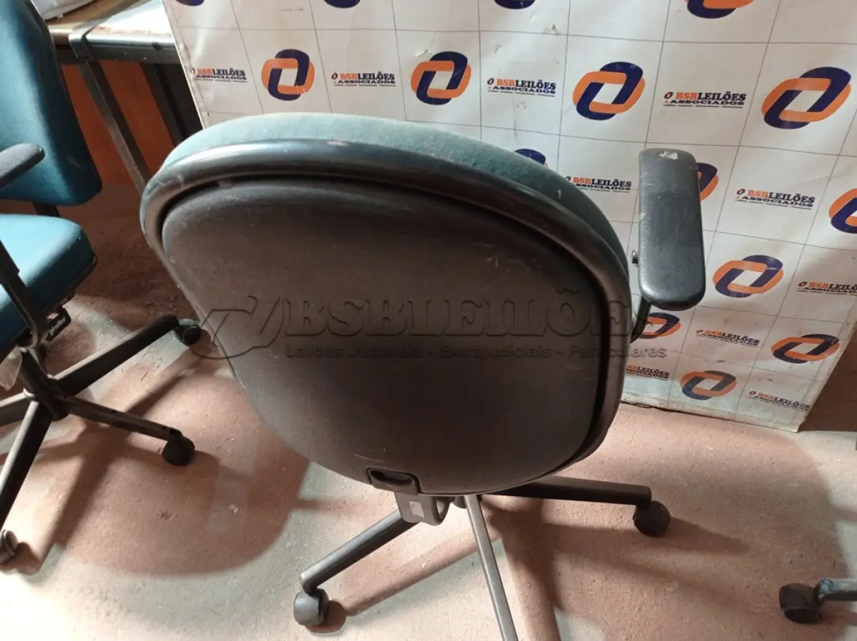 LOTE 179 - 01 CADEIRA DE ESCRITÓRIO COM BASE GIRATÓRIA. (NO ESTADO) ATENÇÃO! FAZER A VISITAÇÃO ANTES DE ARREMATAR, NÃO SABEMOS SE FUNCIONA. LEILÃO NÃO TEM GARANTIA E NEM DEVOLUÇÃO, SUJEITO A POSSÍVEIS AVARIAS VISÍVEIS/OCULTAS E/OU AUSÊNCIA DE COMPONENTES.