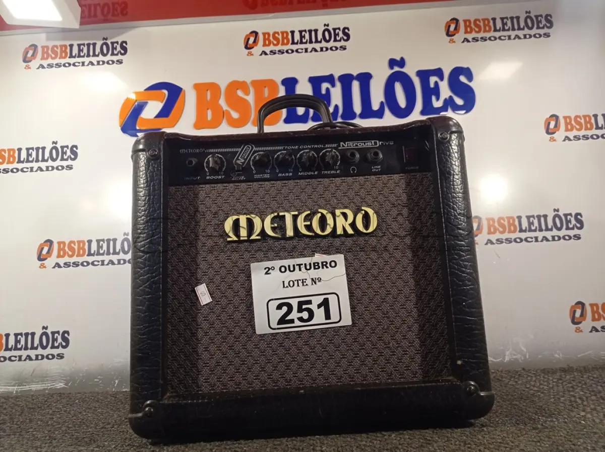 LOTE 251 - 01 CAIXA AMPLIFICADA METEORO. (NO ESTADO) ATENÇÃO! FAZER A VISITAÇÃO ANTES DE ARREMATAR, NÃO SABEMOS SE FUNCIONA. LEILÃO NÃO TEM GARANTIA E NEM DEVOLUÇÃO, SUJEITO A POSSÍVEIS AVARIAS VISÍVEIS/OCULTAS E/OU AUSÊNCIA DE COMPONENTES.