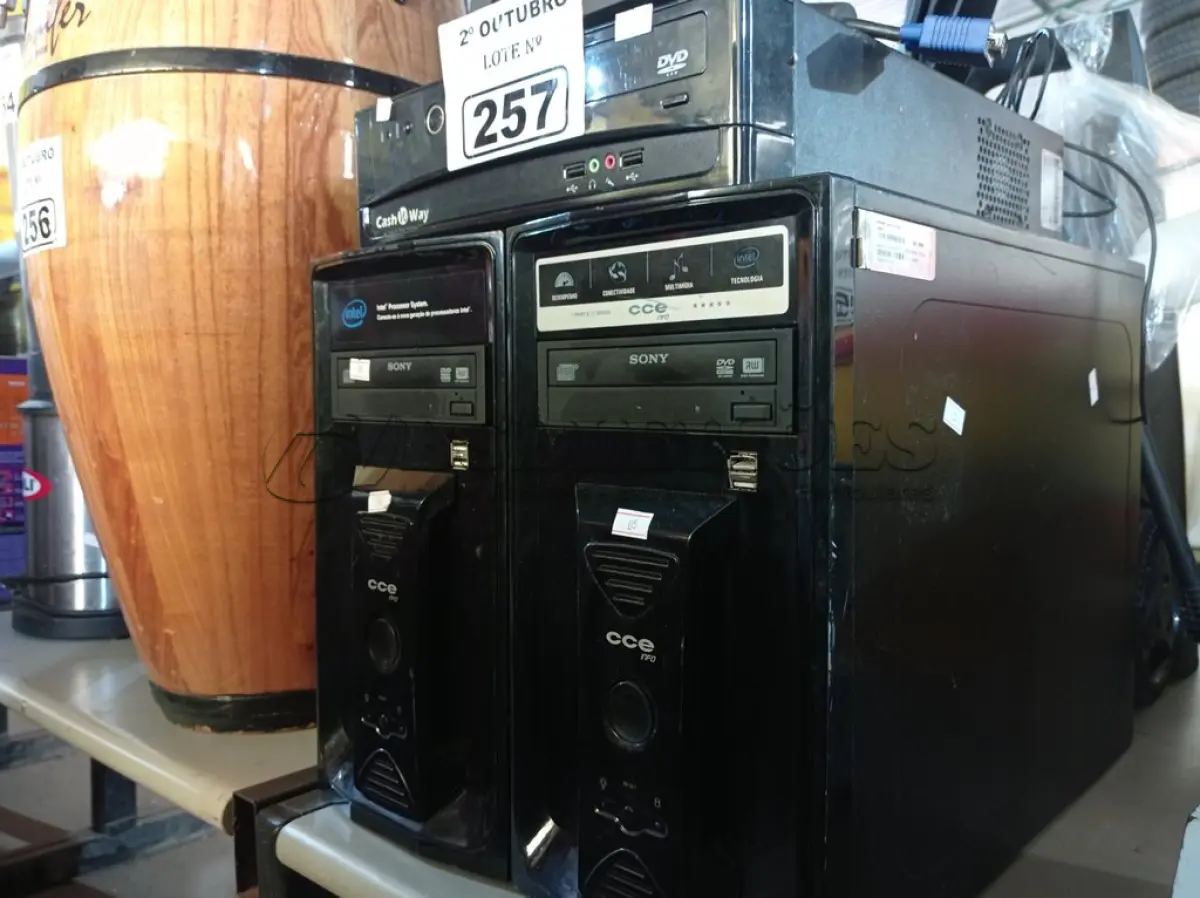 LOTE 257 - 03 CPUS, 01 MONITOR E 02 MOUSES MARCAS E MODELOS DIVERSOS. (NO ESTADO) ATENÇÃO! FAZER A VISITAÇÃO ANTES DE ARREMATAR, NÃO SABEMOS SE FUNCIONA. LEILÃO NÃO TEM GARANTIA E NEM DEVOLUÇÃO, SUJEITO A POSSÍVEIS AVARIAS VISÍVEIS/OCULTAS E/OU AUSÊNCIA DE COMPONENTES.