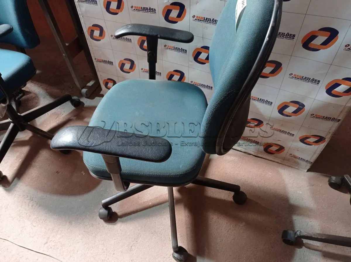 LOTE 179 - 01 CADEIRA DE ESCRITÓRIO COM BASE GIRATÓRIA. (NO ESTADO) ATENÇÃO! FAZER A VISITAÇÃO ANTES DE ARREMATAR, NÃO SABEMOS SE FUNCIONA. LEILÃO NÃO TEM GARANTIA E NEM DEVOLUÇÃO, SUJEITO A POSSÍVEIS AVARIAS VISÍVEIS/OCULTAS E/OU AUSÊNCIA DE COMPONENTES.
