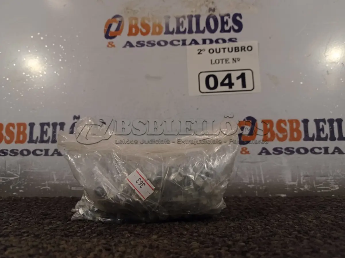 LOTE 041 - 01 KIT DE PARAFUSOS SEXTAVADOS (NO ESTADO) ATENÇÃO! FAZER A VISITAÇÃO ANTES DE ARREMATAR, NÃO SABEMOS SE FUNCIONA. LEILÃO NÃO TEM GARANTIA E NEM DEVOLUÇÃO, SUJEITO A POSSÍVEIS AVARIAS VISÍVEIS/OCULTAS E/OU AUSÊNCIA DE COMPONENTES.