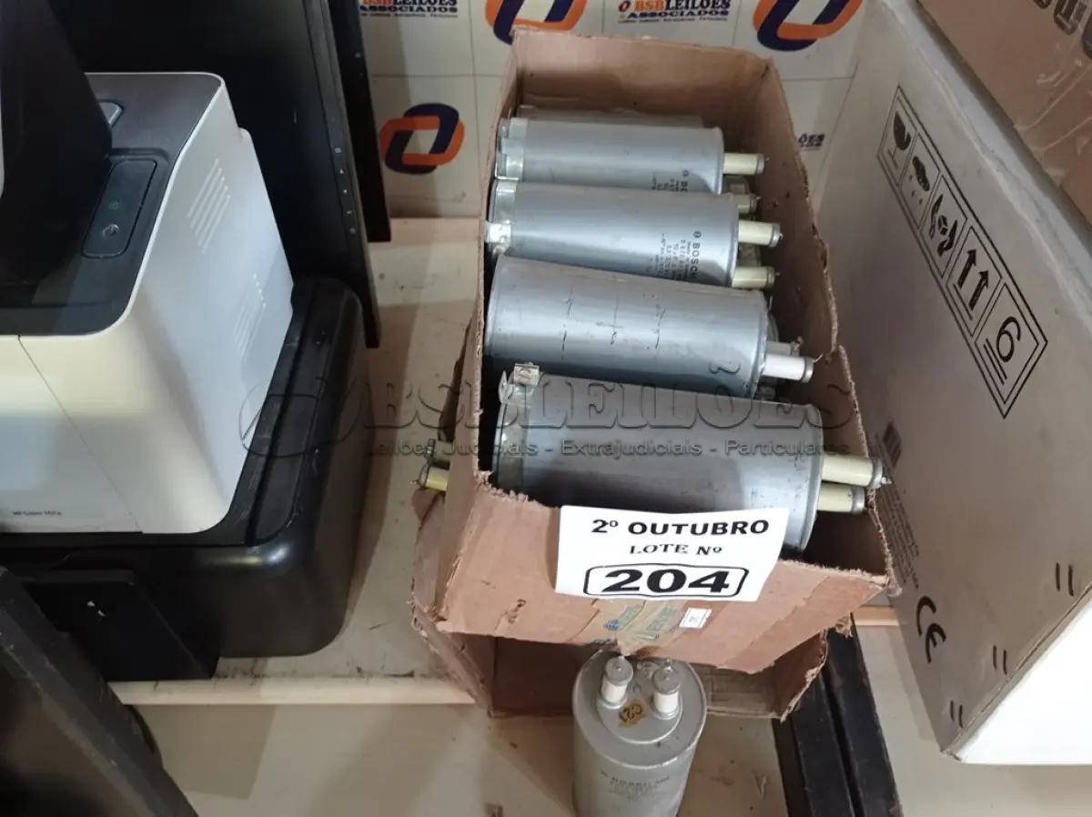 LOTE 204 - 01 LOTE COM VÁRIOS CAPACITORES ANTIGOS MARCAS E MODELOS DIVERSOS. (NO ESTADO) ATENÇÃO! FAZER A VISITAÇÃO ANTES DE ARREMATAR, NÃO SABEMOS SE FUNCIONA. LEILÃO NÃO TEM GARANTIA E NEM DEVOLUÇÃO, SUJEITO A POSSÍVEIS AVARIAS VISÍVEIS/OCULTAS E/OU AUSÊNCIA DE COMPONENTES.