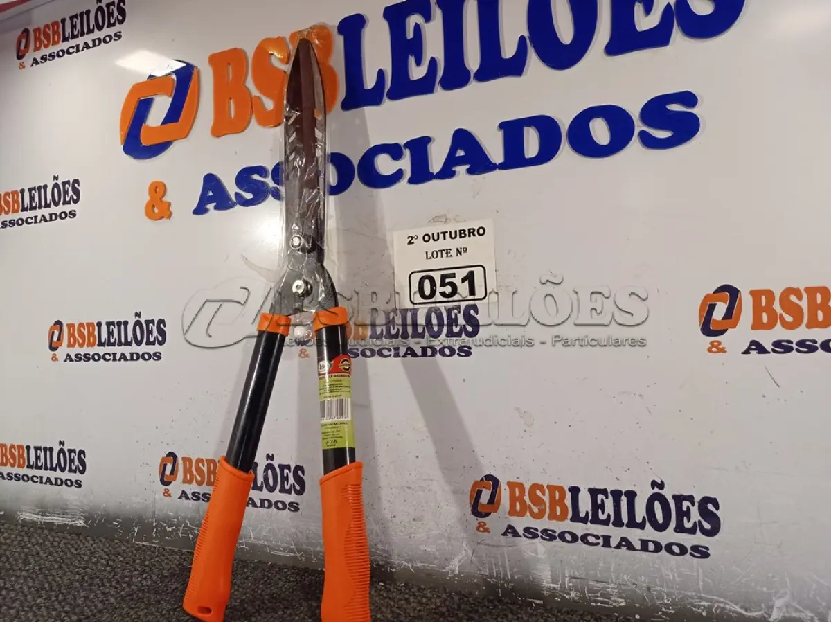 LOTE 051 - 01 TESOURA PARA JARDINAGEM COM CABO EMBORRACHADO. (NO ESTADO) ATENÇÃO! FAZER A VISITAÇÃO ANTES DE ARREMATAR, NÃO SABEMOS SE FUNCIONA. LEILÃO NÃO TEM GARANTIA E NEM DEVOLUÇÃO, SUJEITO A POSSÍVEIS AVARIAS VISÍVEIS/OCULTAS E/OU AUSÊNCIA DE COMPONENTES.