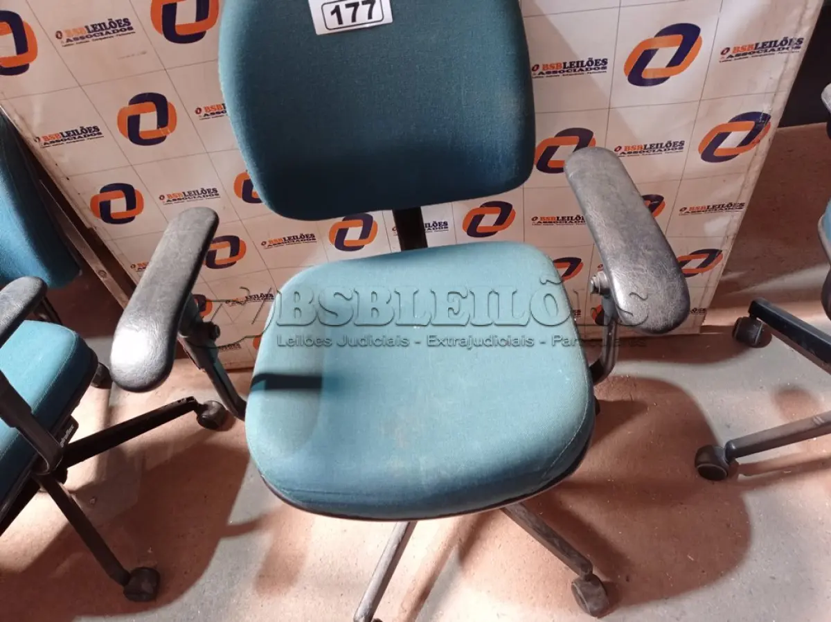 LOTE 177 - 01 CADEIRA DE ESCRITÓRIO COM BASE GIRATÓRIA. (NO ESTADO) ATENÇÃO! FAZER A VISITAÇÃO ANTES DE ARREMATAR, NÃO SABEMOS SE FUNCIONA. LEILÃO NÃO TEM GARANTIA E NEM DEVOLUÇÃO, SUJEITO A POSSÍVEIS AVARIAS VISÍVEIS/OCULTAS E/OU AUSÊNCIA DE COMPONENTES.