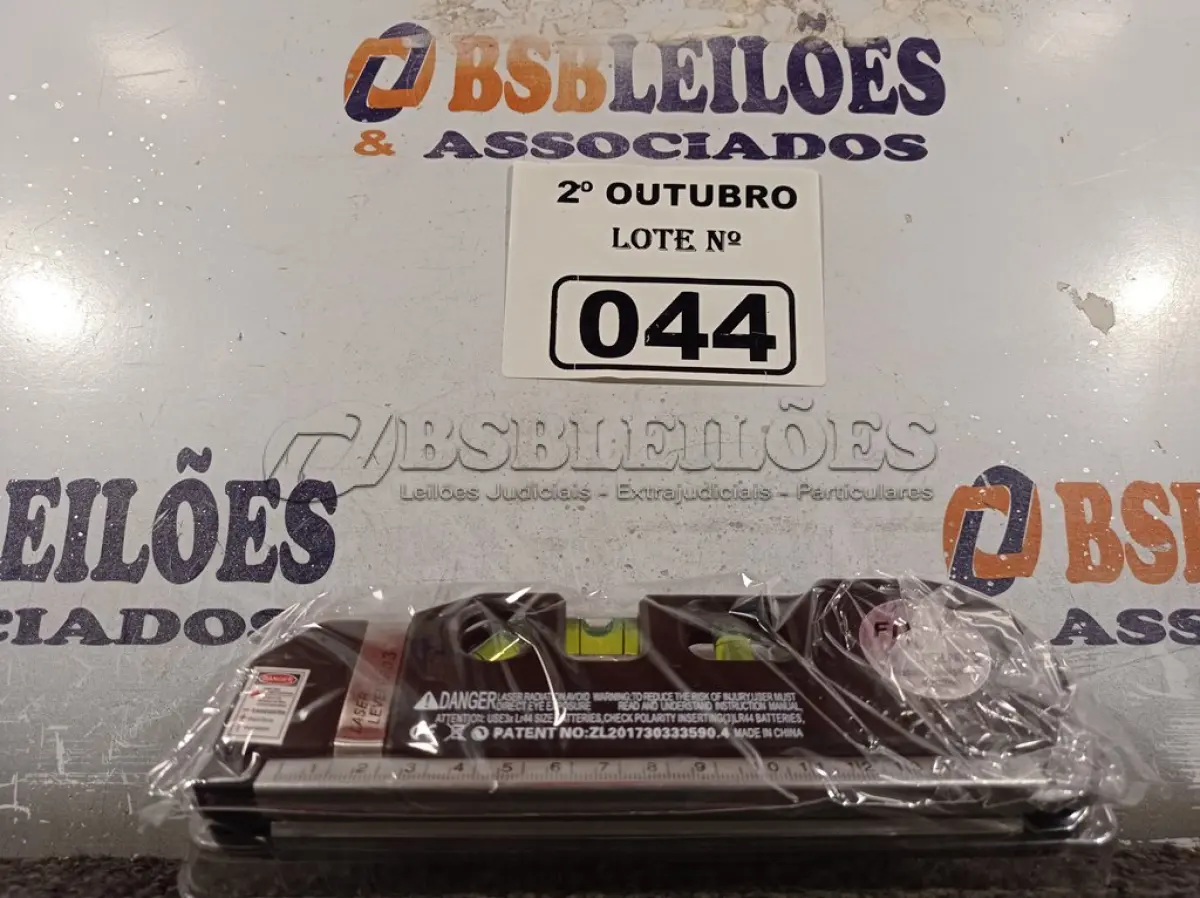LOTE 044 - 01 TRENA DE 2.50M COM NÍVEL A LASER. (NO ESTADO) ATENÇÃO! FAZER A VISITAÇÃO ANTES DE ARREMATAR, NÃO SABEMOS SE FUNCIONA. LEILÃO NÃO TEM GARANTIA E NEM DEVOLUÇÃO, SUJEITO A POSSÍVEIS AVARIAS VISÍVEIS/OCULTAS E/OU AUSÊNCIA DE COMPONENTES.