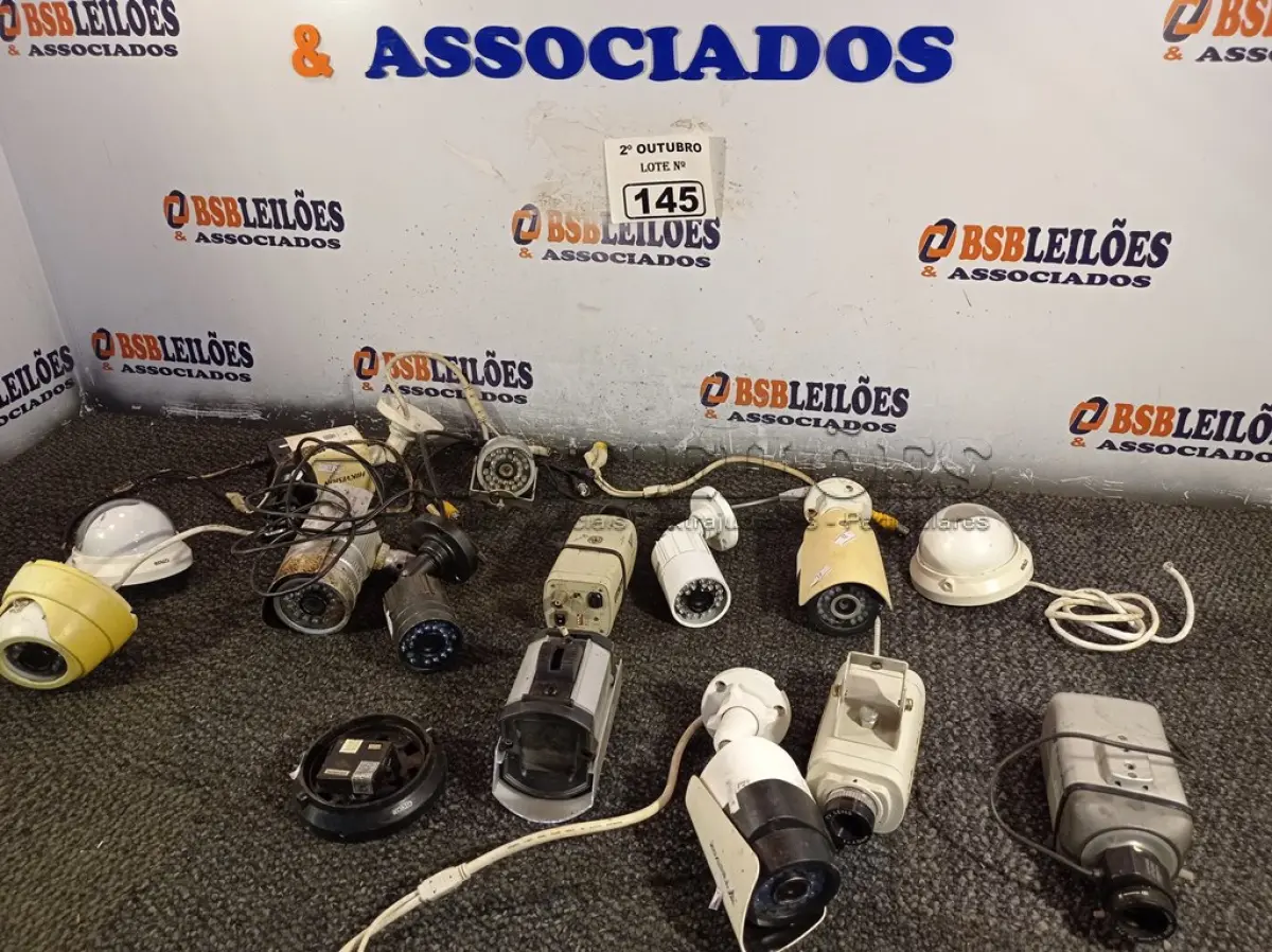 LOTE 145 - 01 LOTE COM VÁRIAS CÂMERAS DE SEGURANÇA MARCAS E MODELOS DIVERSOS. (NO ESTADO) ATENÇÃO! FAZER A VISITAÇÃO ANTES DE ARREMATAR, NÃO SABEMOS SE FUNCIONA. LEILÃO NÃO TEM GARANTIA E NEM DEVOLUÇÃO, SUJEITO A POSSÍVEIS AVARIAS VISÍVEIS/OCULTAS E/OU AUSÊNCIA DE COMPONENTES.