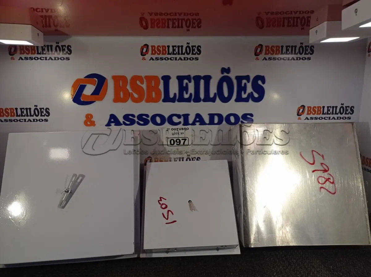 LOTE 097 - 03 LUMINÁRIAS DE EMBUTIR. (NO ESTADO) ATENÇÃO! FAZER A VISITAÇÃO ANTES DE ARREMATAR, NÃO SABEMOS SE FUNCIONA. LEILÃO NÃO TEM GARANTIA E NEM DEVOLUÇÃO, SUJEITO A POSSÍVEIS AVARIAS VISÍVEIS/OCULTAS E/OU AUSÊNCIA DE COMPONENTES.