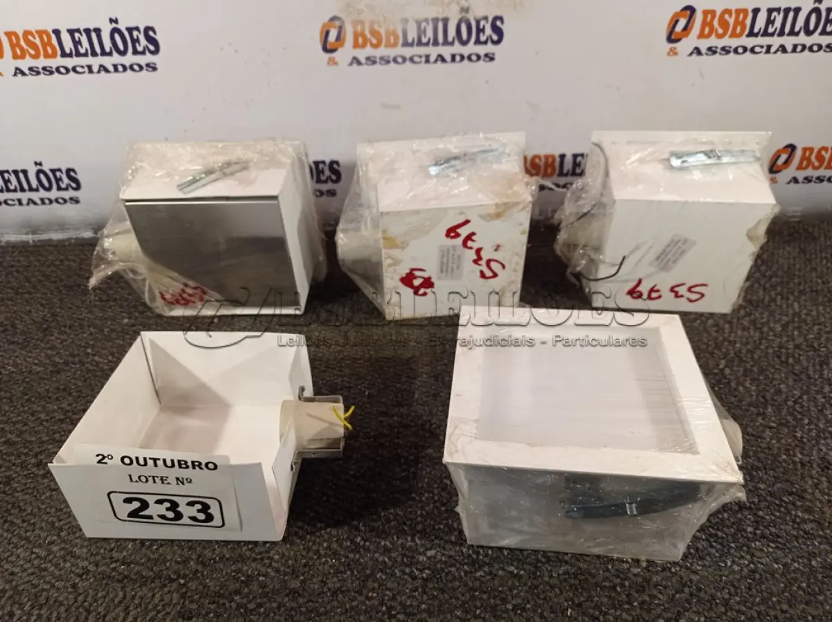 LOTE 233 - 05 LUMINÁRIAS QUADRADAS DE EMBUTIR. (NO ESTADO) ATENÇÃO! FAZER A VISITAÇÃO ANTES DE ARREMATAR, NÃO SABEMOS SE FUNCIONA. LEILÃO NÃO TEM GARANTIA E NEM DEVOLUÇÃO, SUJEITO A POSSÍVEIS AVARIAS VISÍVEIS/OCULTAS E/OU AUSÊNCIA DE COMPONENTES.