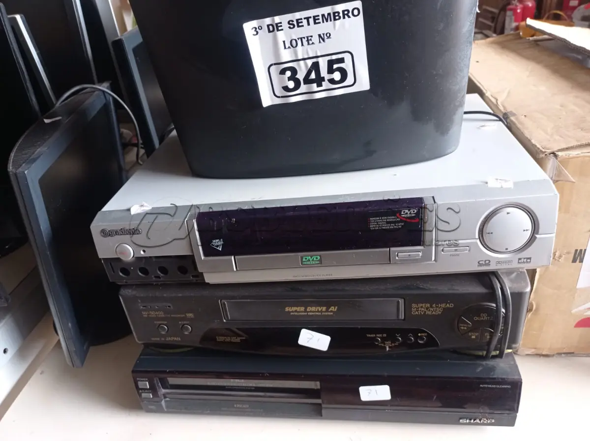 LOTE 345 - 03 VIDEOCASSETES, 02 APARELHOS DE DVD E 02 FRAGMENTADORAS DE PAPEL MARCAS E MODELOS DIVERSOS. (NO ESTADO) ATENÇÃO! FAZER A VISITAÇÃO ANTES DE ARREMATAR, NÃO SABEMOS SE FUNCIONA. LEILÃO NÃO TEM GARANTIA E NEM DEVOLUÇÃO, SUJEITO A POSSÍVEIS AVARIAS VISÍVEIS/OCULTAS E/OU AUSÊNCIA DE COMPONENTES.