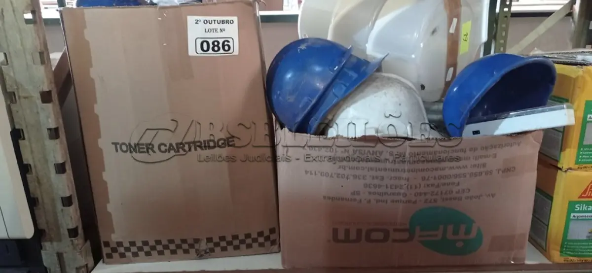 LOTE 086 - 01 LOTE COM CAPACETES DE SEGURANÇA NO TRABALHO, CHUVEIRO E VÁRIAS LUMINÁRIAS DE EMERGÊNCIA MARCAS E MODELOS DIVERSOS. (NO ESTADO) ATENÇÃO! FAZER A VISITAÇÃO ANTES DE ARREMATAR, NÃO SABEMOS SE FUNCIONA. LEILÃO NÃO TEM GARANTIA E NEM DEVOLUÇÃO, SUJEITO A POSSÍVEIS AVARIAS VISÍVEIS/OCULTAS E/OU AUSÊNCIA DE COMPONENTES.