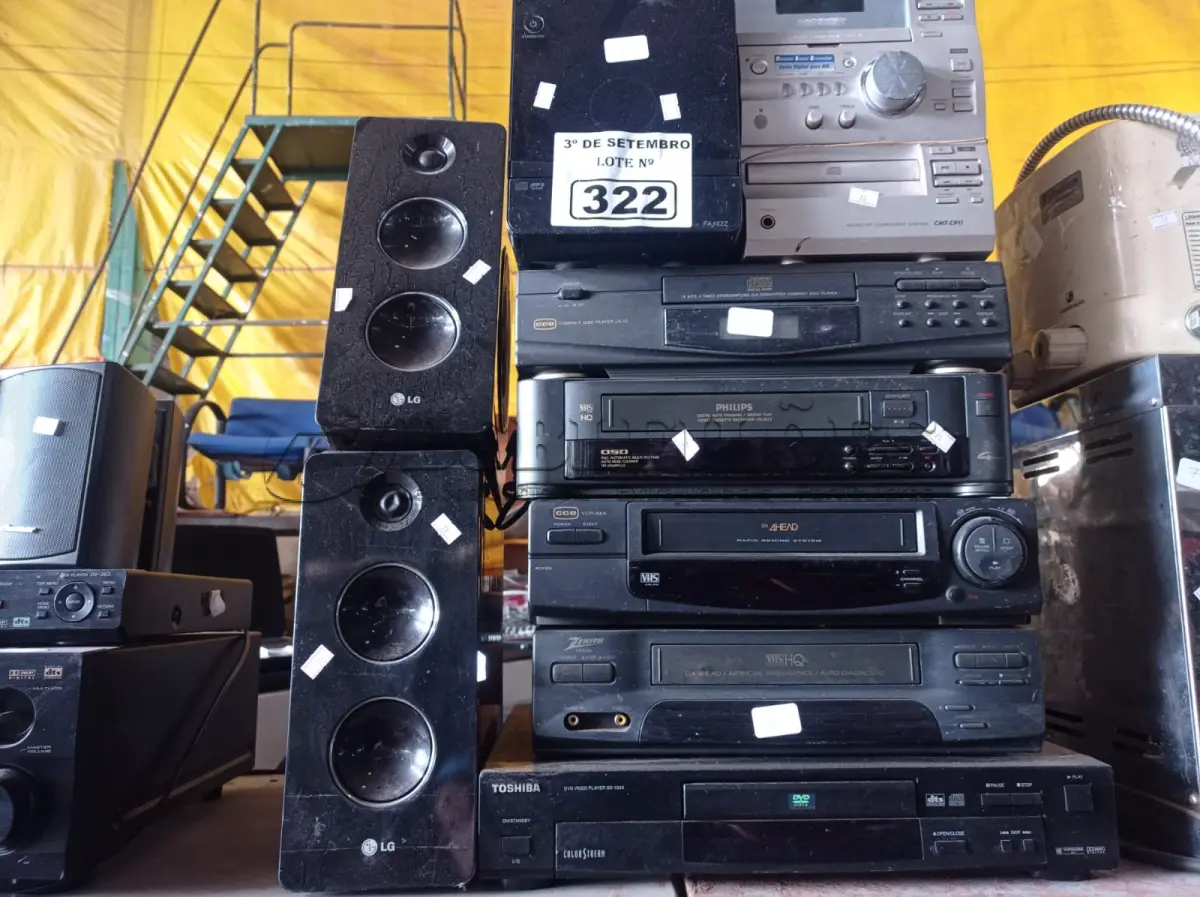 LOTE 322 - 02 SUBWOOFER, 02 APARELHOS DE SOM, 01 CD PLAYER, 01 DVD PLAYER E 03 VIDEOCASSETES MARCAS E MODELOS DIVERSOS. (NO ESTADO) ATENÇÃO! FAZER A VISITAÇÃO ANTES DE ARREMATAR, NÃO SABEMOS SE FUNCIONA. LEILÃO NÃO TEM GARANTIA E NEM DEVOLUÇÃO, SUJEITO A POSSÍVEIS AVARIAS VISÍVEIS/OCULTAS E/OU AUSÊNCIA DE COMPONENTES.