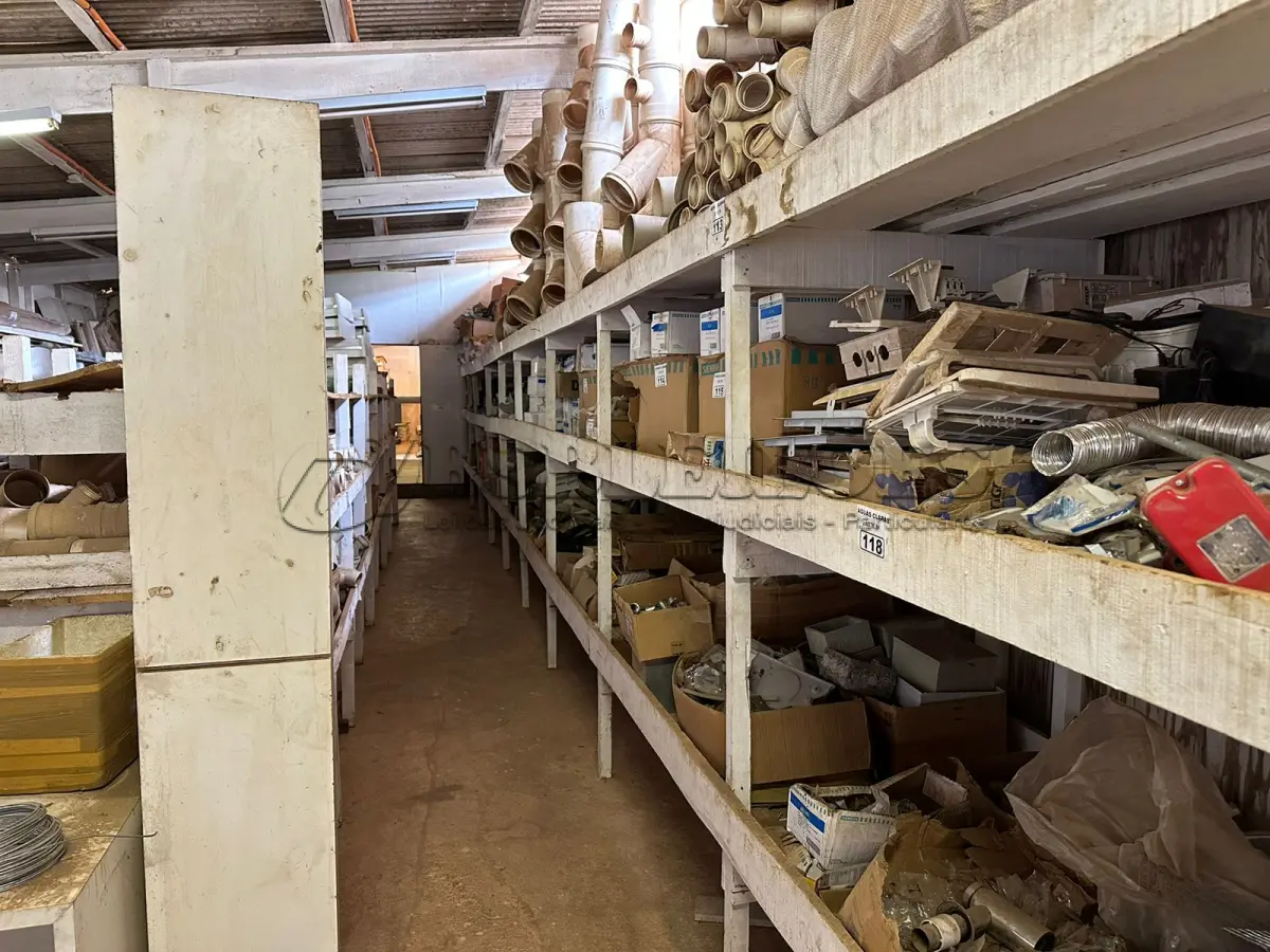 LOTE 395 - 04 ESTANTES EM MADEIRA PARA GALPÃO (NO ESTADO) (SÓ PODERÁ RETIRAR 30 DIAS APÓS O TÉRMINO DO LEILÃO)
