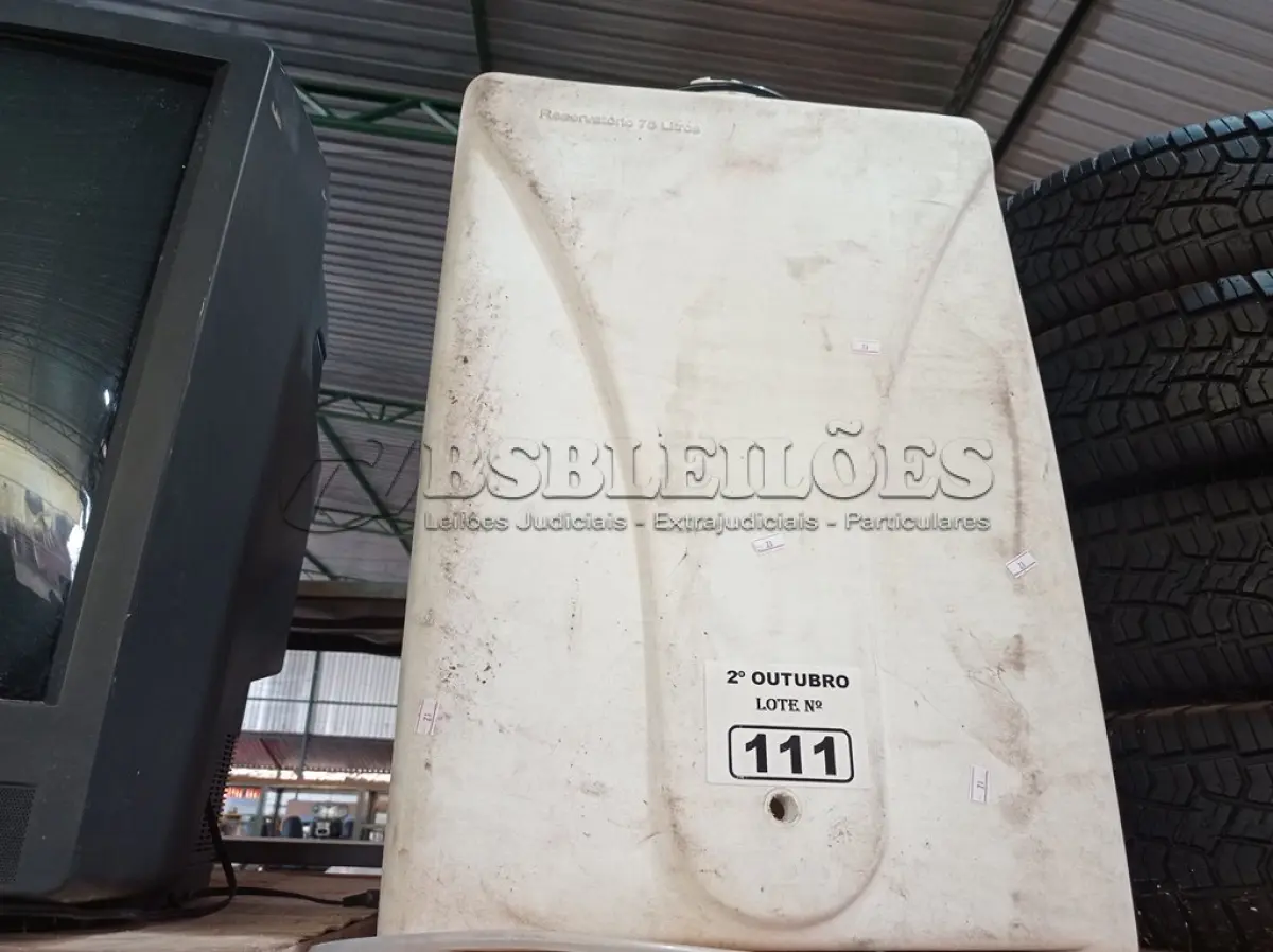 LOTE 111 - 02 RESERVATÓRIOS DE PLÁSTICO. (NO ESTADO) ATENÇÃO! FAZER A VISITAÇÃO ANTES DE ARREMATAR, NÃO SABEMOS SE FUNCIONA. LEILÃO NÃO TEM GARANTIA E NEM DEVOLUÇÃO, SUJEITO A POSSÍVEIS AVARIAS VISÍVEIS/OCULTAS E/OU AUSÊNCIA DE COMPONENTES.