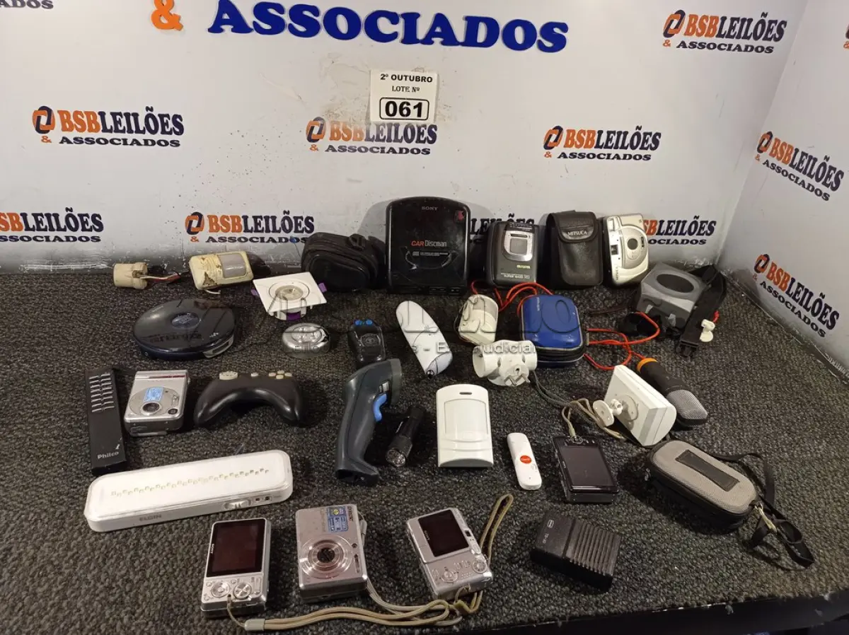 LOTE 061 - 01 LOTE COM VÁRIAS CÂMERAS FOTOGRÁFICAS E PERIFÉRICOS DIVERSOS. (NO ESTADO) ATENÇÃO! FAZER A VISITAÇÃO ANTES DE ARREMATAR, NÃO SABEMOS SE FUNCIONA. LEILÃO NÃO TEM GARANTIA E NEM DEVOLUÇÃO, SUJEITO A POSSÍVEIS AVARIAS VISÍVEIS/OCULTAS E/OU AUSÊNCIA DE COMPONENTES.