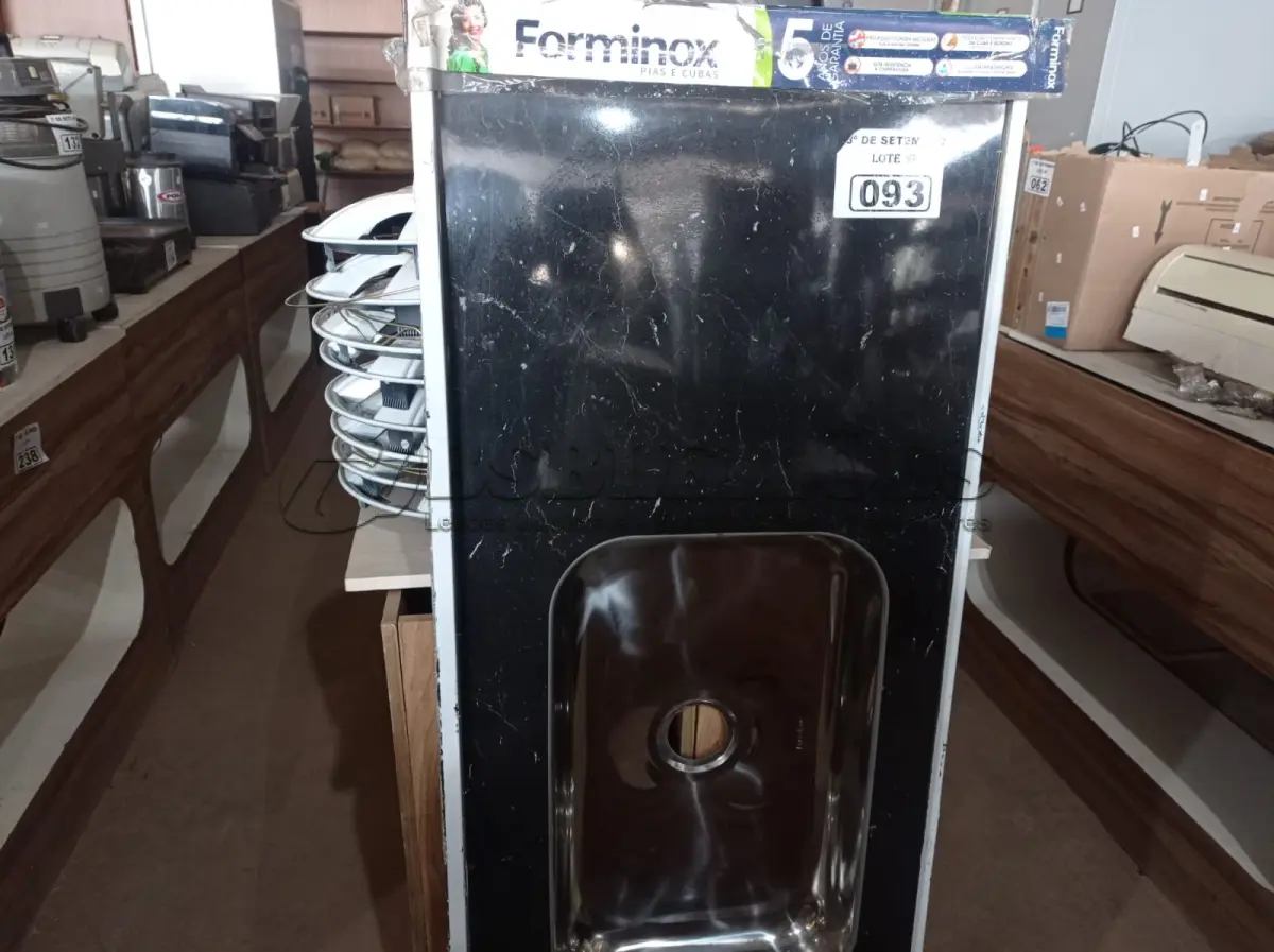 LOTE 093 - 01 PIA EM MÁRMORE SINTÉTICO CIMENTADA COM CUBA EM INOX NAS MEDIDAS: 1,50M X 0,53CM. (NO ESTADO) ATENÇÃO! FAZER A VISITAÇÃO ANTES DE ARREMATAR, NÃO SABEMOS SE FUNCIONA. LEILÃO NÃO TEM GARANTIA E NEM DEVOLUÇÃO, SUJEITO A POSSÍVEIS AVARIAS VISÍVEIS/OCULTAS E/OU AUSÊNCIA DE COMPONENTES.