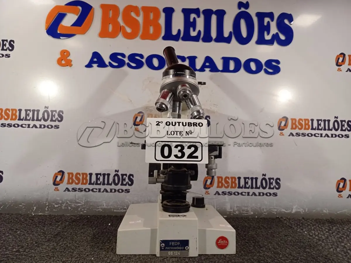 LOTE 032 - 01 MICROSCÓPIO. (NO ESTADO) ATENÇÃO! FAZER A VISITAÇÃO ANTES DE ARREMATAR, NÃO SABEMOS SE FUNCIONA. LEILÃO NÃO TEM GARANTIA E NEM DEVOLUÇÃO, SUJEITO A POSSÍVEIS AVARIAS VISÍVEIS/OCULTAS E/OU AUSÊNCIA DE COMPONENTES.