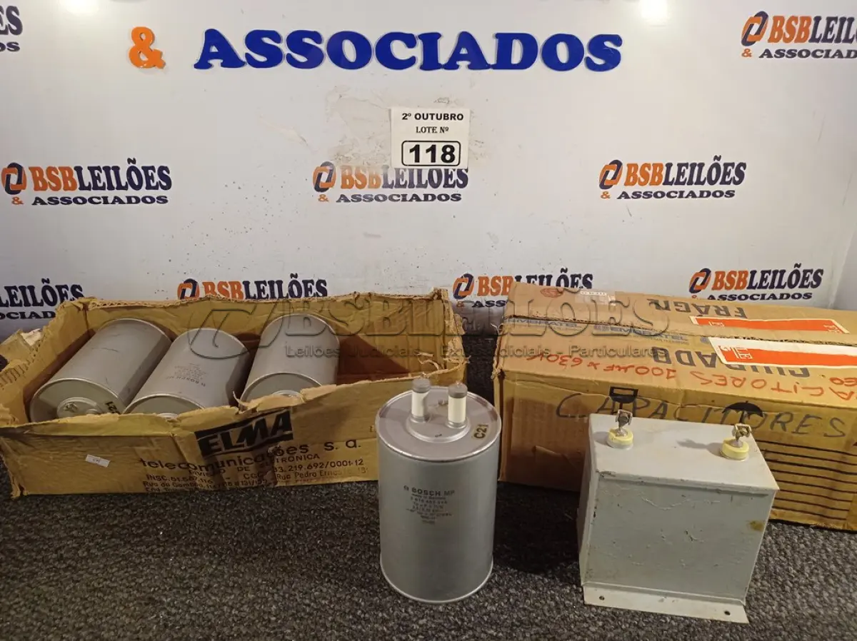 LOTE 118 - 01 LOTE COM VÁRIOS CAPACITORES ANTIGOS MARCAS E MODELOS DIVERSOS. (NO ESTADO) ATENÇÃO! FAZER A VISITAÇÃO ANTES DE ARREMATAR, NÃO SABEMOS SE FUNCIONA. LEILÃO NÃO TEM GARANTIA E NEM DEVOLUÇÃO, SUJEITO A POSSÍVEIS AVARIAS VISÍVEIS/OCULTAS E/OU AUSÊNCIA DE COMPONENTES.