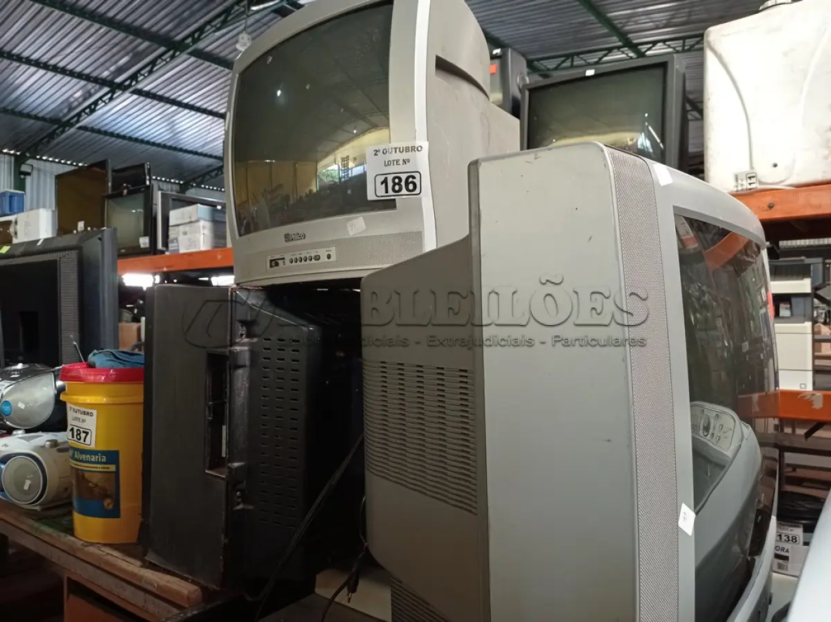 LOTE 186 - 03 TV’S DE TUBO MARCAS E MODELOS DIVERSOS PARA RETIRADA DE PEÇAS. (NO ESTADO) ATENÇÃO! FAZER A VISITAÇÃO ANTES DE ARREMATAR, NÃO SABEMOS SE FUNCIONA. LEILÃO NÃO TEM GARANTIA E NEM DEVOLUÇÃO, SUJEITO A POSSÍVEIS AVARIAS VISÍVEIS/OCULTAS E/OU AUSÊNCIA DE COMPONENTES.