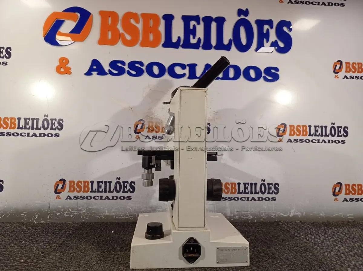 LOTE 032 - 01 MICROSCÓPIO. (NO ESTADO) ATENÇÃO! FAZER A VISITAÇÃO ANTES DE ARREMATAR, NÃO SABEMOS SE FUNCIONA. LEILÃO NÃO TEM GARANTIA E NEM DEVOLUÇÃO, SUJEITO A POSSÍVEIS AVARIAS VISÍVEIS/OCULTAS E/OU AUSÊNCIA DE COMPONENTES.