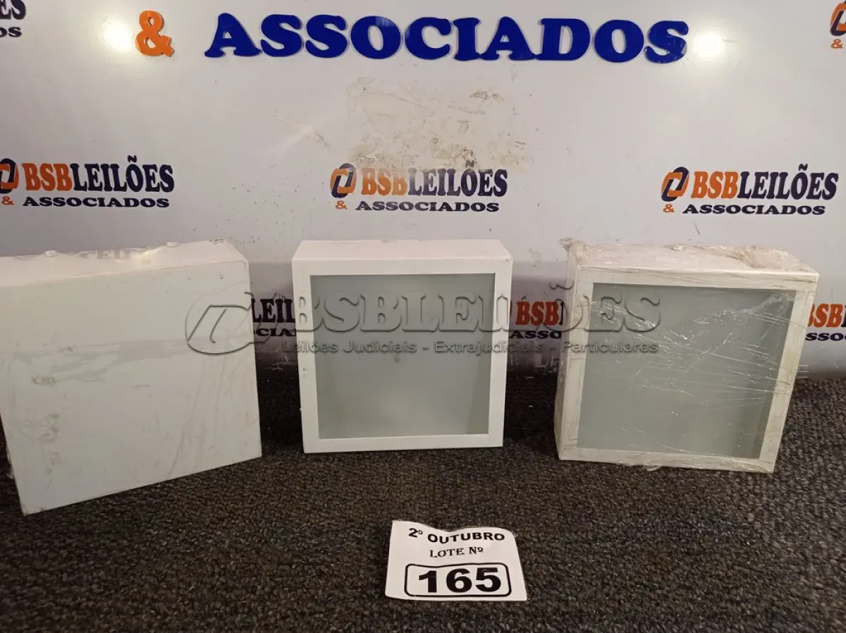 LOTE 165 - 03 LUMINÁRIAS DE SOBREPOR. (NO ESTADO) ATENÇÃO! FAZER A VISITAÇÃO ANTES DE ARREMATAR, NÃO SABEMOS SE FUNCIONA. LEILÃO NÃO TEM GARANTIA E NEM DEVOLUÇÃO, SUJEITO A POSSÍVEIS AVARIAS VISÍVEIS/OCULTAS E/OU AUSÊNCIA DE COMPONENTES.