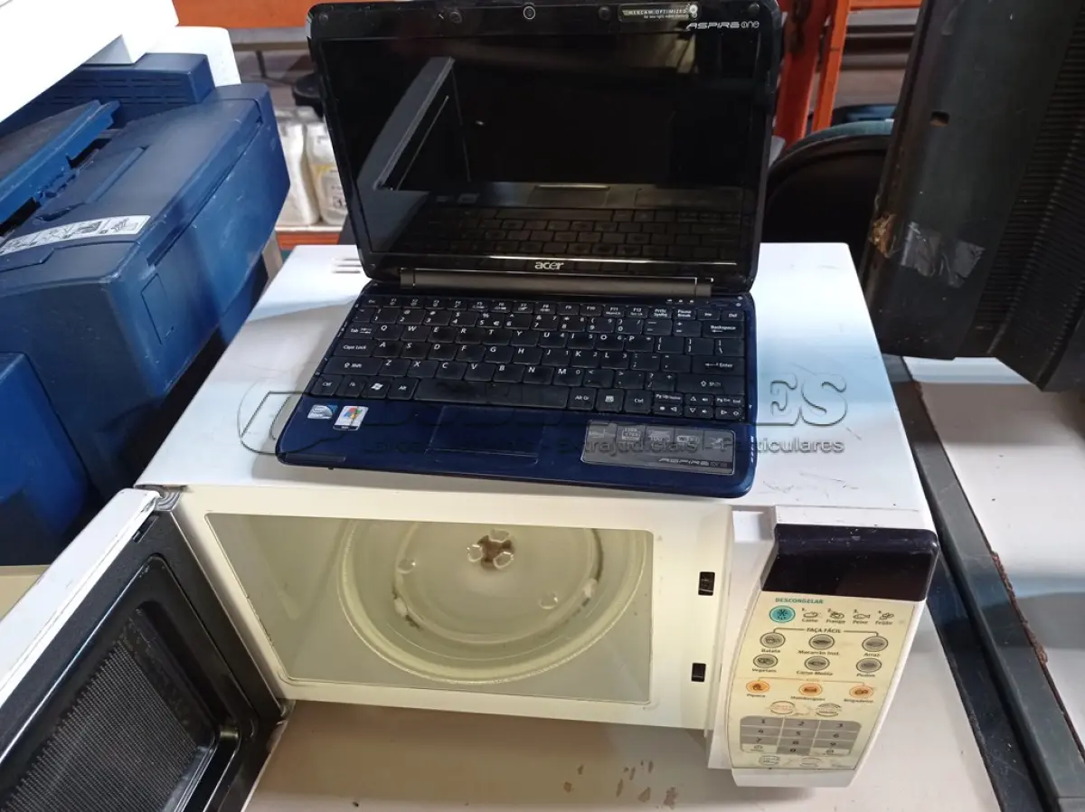 LOTE 192 - 01 MICRO-ONDAS MARCA ELECTROLUX E 01 NETBOOK MARCA ACER. (NO ESTADO) ATENÇÃO! FAZER A VISITAÇÃO ANTES DE ARREMATAR, NÃO SABEMOS SE FUNCIONA. LEILÃO NÃO TEM GARANTIA E NEM DEVOLUÇÃO, SUJEITO A POSSÍVEIS AVARIAS VISÍVEIS/OCULTAS E/OU AUSÊNCIA DE COMPONENTES.